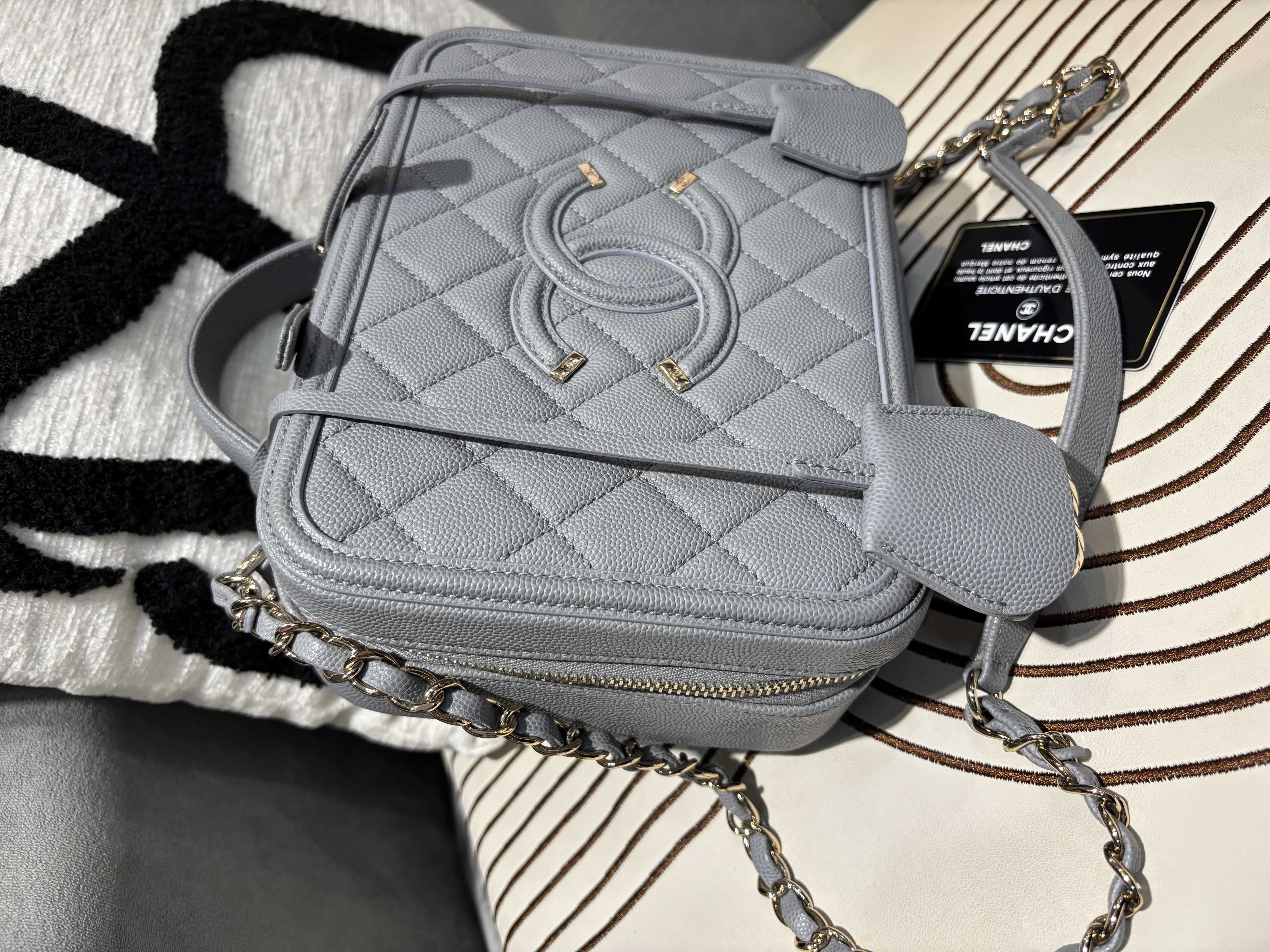Chanel CC Filigree Shoulder Bag Grey 100%Authentic, 95%New ☑️29Card☑️Dust bag