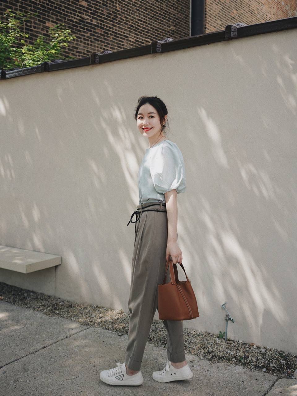 H菜篮子🧺✨ 金棕18cm银扣 独家渠道货！独家背景！高清实拍图！ 每个细节可放大看，全网天花板级别的菜篮子，独一无二的过验产品，每个细节都是对版的！ 纯手工制作、细工慢活、工匠精神雕刻的艺术精品！零售后，包满意！奢侈品中的精品之作！💯 尺寸：18 X 19 X 13.5cm