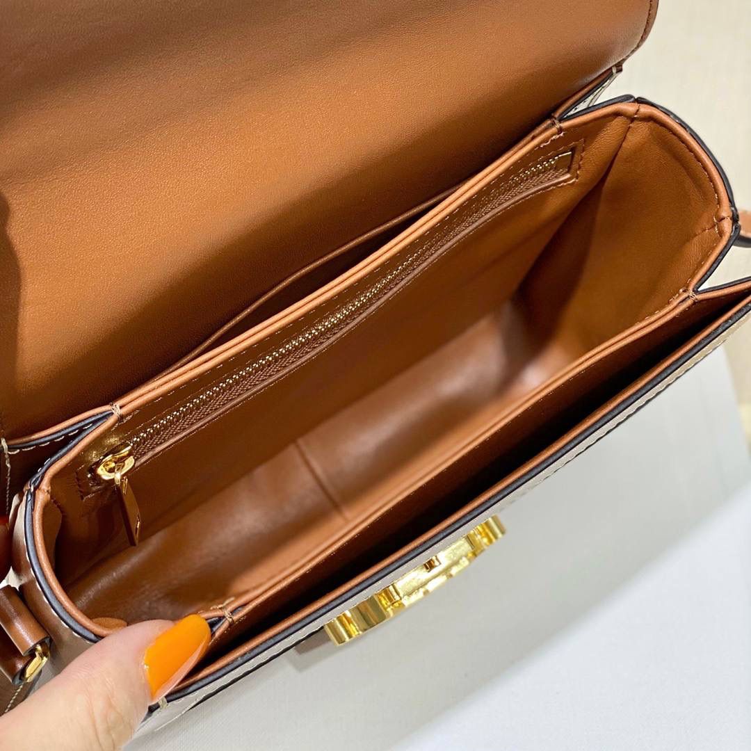 🔥大货实拍图 𝗖𝗘𝗟𝗜𝗡𝗘 ♥ 𝗧𝗥𝗜𝗢𝗠𝗣𝗛𝗘 𝗧𝗘𝗘𝗡 𝗕𝗢𝗫小号 在原来的锁扣上加了CELINE首字母凯旋门扣，完完整整的巴黎血液注入啊！将复古元素与品牌一向拿手的利落线条相结合，气质 高贵！ 型号：188882 小号尺寸：18.5*14*6cm