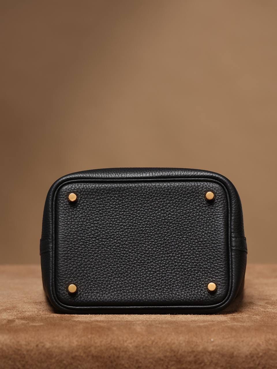 H菜篮子🧺✨ 黑色18cm金扣 独家渠道货！独家背景！高清实拍图！ 每个细节可放大看，全网天花板级别的菜篮子，独一无二的过验产品，每个细节都是对版的！ 纯手工制作、细工慢活、工匠精神雕刻的艺术精品！零售后，包满意！ 尺寸：18 X 19 X 13.5cm