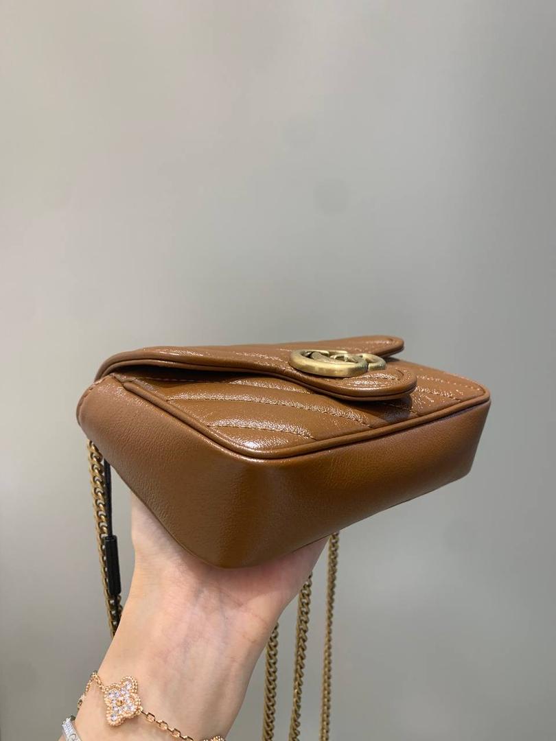 新背景实拍正品级 。经典款焦糖色16.5cm‼️ 一只可爱的小金棕，终于等来marmont出新色了，而且不是那种让人扎眼的马卡龙色，这次是超级好看的焦糖色，这个颜色秋冬搭配衣服真的是绝了，现在用撞包几率也很低 所以赶紧买‼️ 型号476433；尺寸16.5/10/4cm