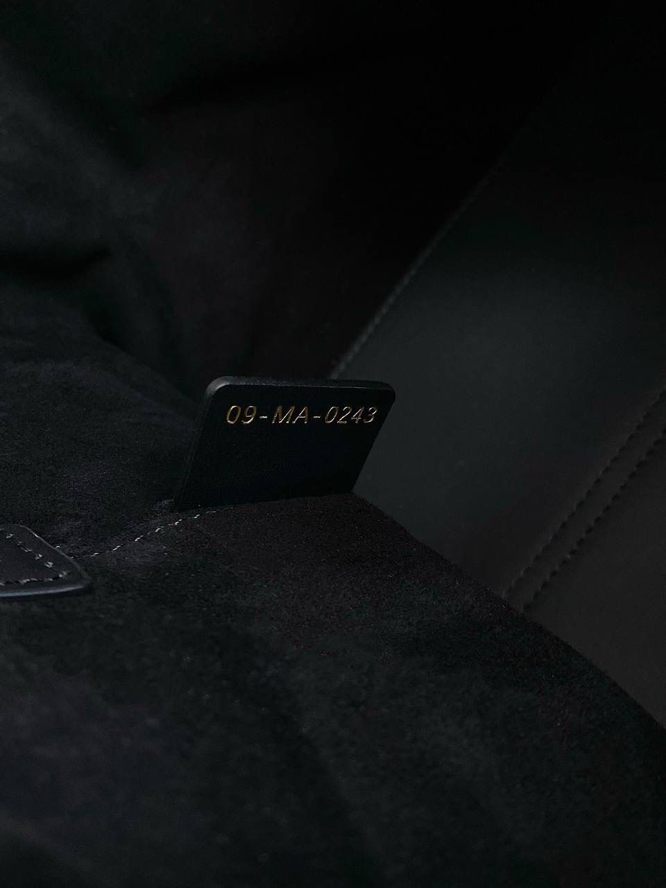 🈶黑色中号 𝗗𝗜𝗢𝗥 𝗧𝗼𝘂𝗷𝗼𝘂𝗿𝘀手袋，大爆款 即出即断，供不应求的一只啊 时尚敏锐度高的早已经抢先背了 比想象中更酷，又飒且慵懒的感觉 熟悉的超大藤格纹和近年来惯用CD搭扣 解开卡扣从方包变成托特大包，真绝了😍✨ 28.5×19×21.5cm，#m1292m