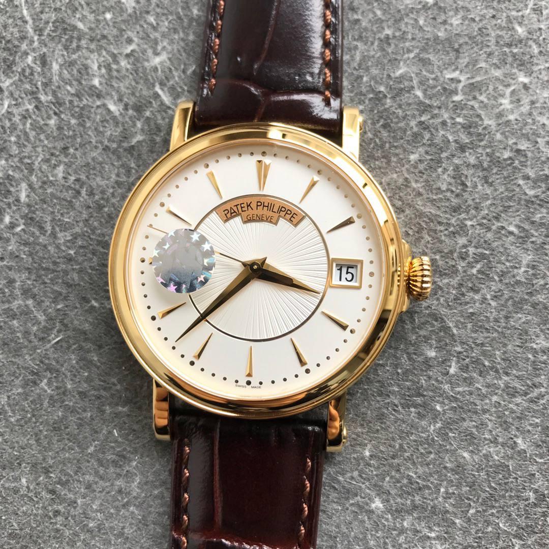 百达翡丽古典5153系列⚜️ 腕表尺寸38mmX10mm 1.表壳打磨：为了追求正品温润如玉的效果，ZF制表师精磨细造，慢工出细活。 2.防尘盖与壳体的衔接机制，有媲美带正品一样的清脆手感。 3.刻度和指针，采用最新的贵金属电镀工艺处理，效果更上一层楼。 4.“锅盖型”微凸蓝宝表镜，版型与正品一致，效果通透，辨时清晰。 5.贵金属钢印立体规范，清晰生动！ 【引领一体机时代】采用定制版Cal.324一体机——更薄，更稳，更像。最重要的是仿真度直线上升了。 【表带】经典意大利小牛皮表带，纹路清晰，质感好。搭配圈市面最顶级的百达翡丽灯笼表扣，通用原装无压力。