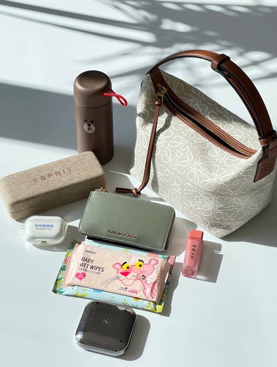 * 𝘊𝘶𝘣𝘪 𝘈𝘯𝘢𝘨𝘳𝘢𝘮 提花布手袋✌️ 大号尺寸:27-17-22cm（顶部宽处34cm） 小号尺寸：21-12-17cm（顶部宽处25cm） 编码:062102布配棕 包包面料挺括度适中，没有固定形状 ，背上出门慵懒氛围感十足😘，肩带可以调节，伸缩至腋下背，单肩，手拎皆可