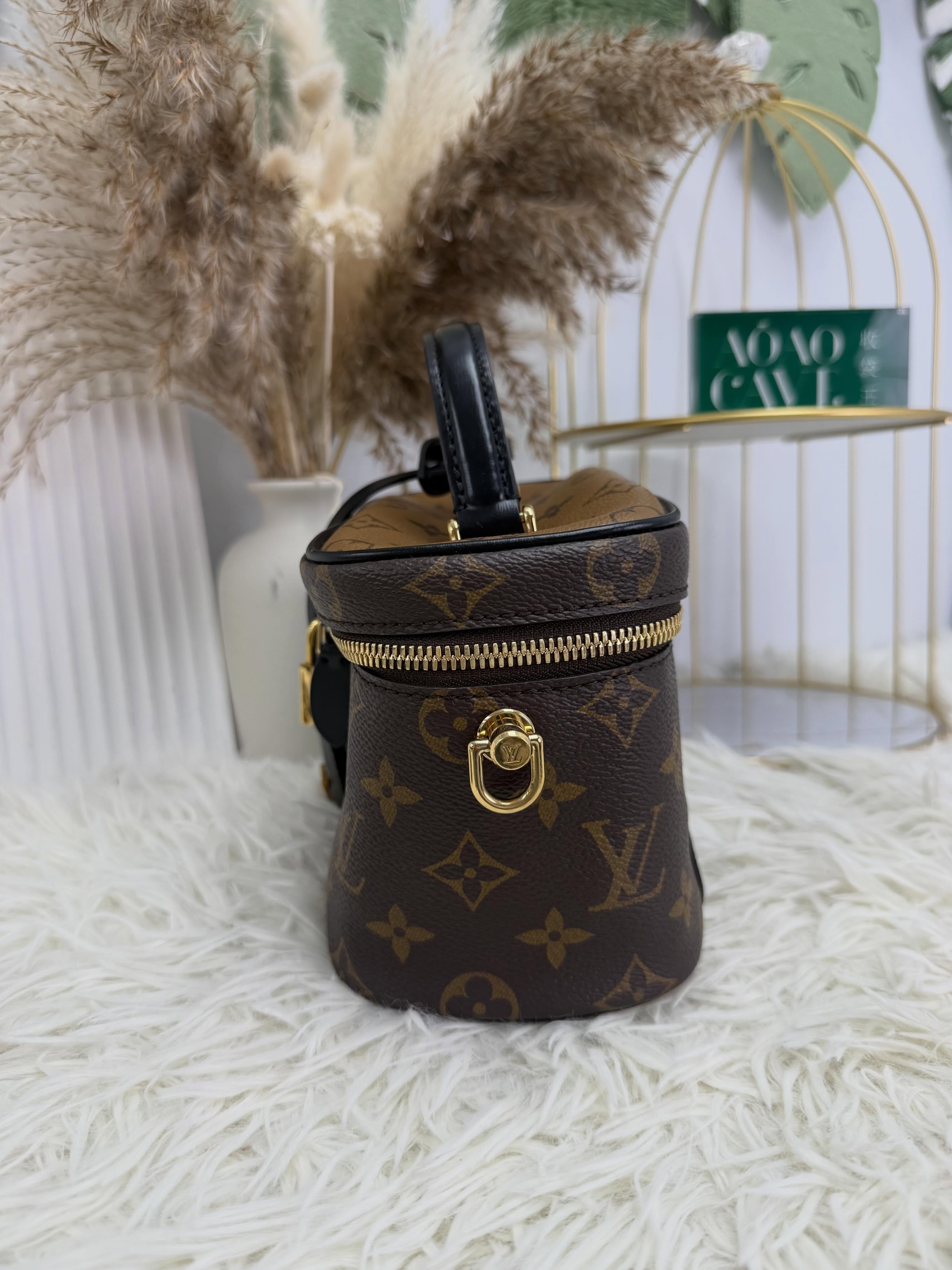 Lv👜 PRE OWNED 🛍️ 化妝包 有鏈條 晶片款 有單全套🤎  18.5*10*12cm  配件: 塵袋，晶片款 ，2021年單，鏈條，盒 💰優惠價 $11980 98%new  #收袋王  喜歡的話快點pm/whatsapp 我們💓 銷售熱線51111 321（whatsapp)  我們服務包括有：手袋飾物回收、手袋置換(一換一、一換多也可以） 、專業手袋鑑證、專業手袋護理  購買方法 🏢親臨門市 荃灣南豐中心15樓1521室（荃灣地鐵站a出口1分鐘到）敬請預約 ❤️只賣正品正貨，任驗💓🫰🏻 ❤️‍🔥本店為香港註冊公司絕對真貨，信心保證👍🏻 🫰🏻本店設有鑑證服務，有駐場鑑證師  ✨歡迎追蹤我哋各個平台緊貼最新優惠x貨品🔥😍 👇🏻👇🏻👇🏻👇🏻👇🏻👇🏻👇🏻👇🏻  ⭐️Instagram: aoaocave  🌈Facebook: aoaocave收袋王  🔥Carousell: acluxuryhk  👆🏻👆🏻👆🏻👆🏻👆🏻👆🏻👆🏻👆🏻  ___________________________  Disclaimer🫰🏻All trademarks and copyrights are reserved to the original brand holders. @AOAOCAVE sells only authentic goods and is not affiliated with any of the brands mentioned.  @AOAOCAVE 跟任何品牌無關，而且沒有持有任何品牌資版權，亦沒有與任何品牌合作。所有商標及版權歸屬於品牌坊所有，帖子只作分享用途。  #aoaocave #手袋回收 #名牌買賣