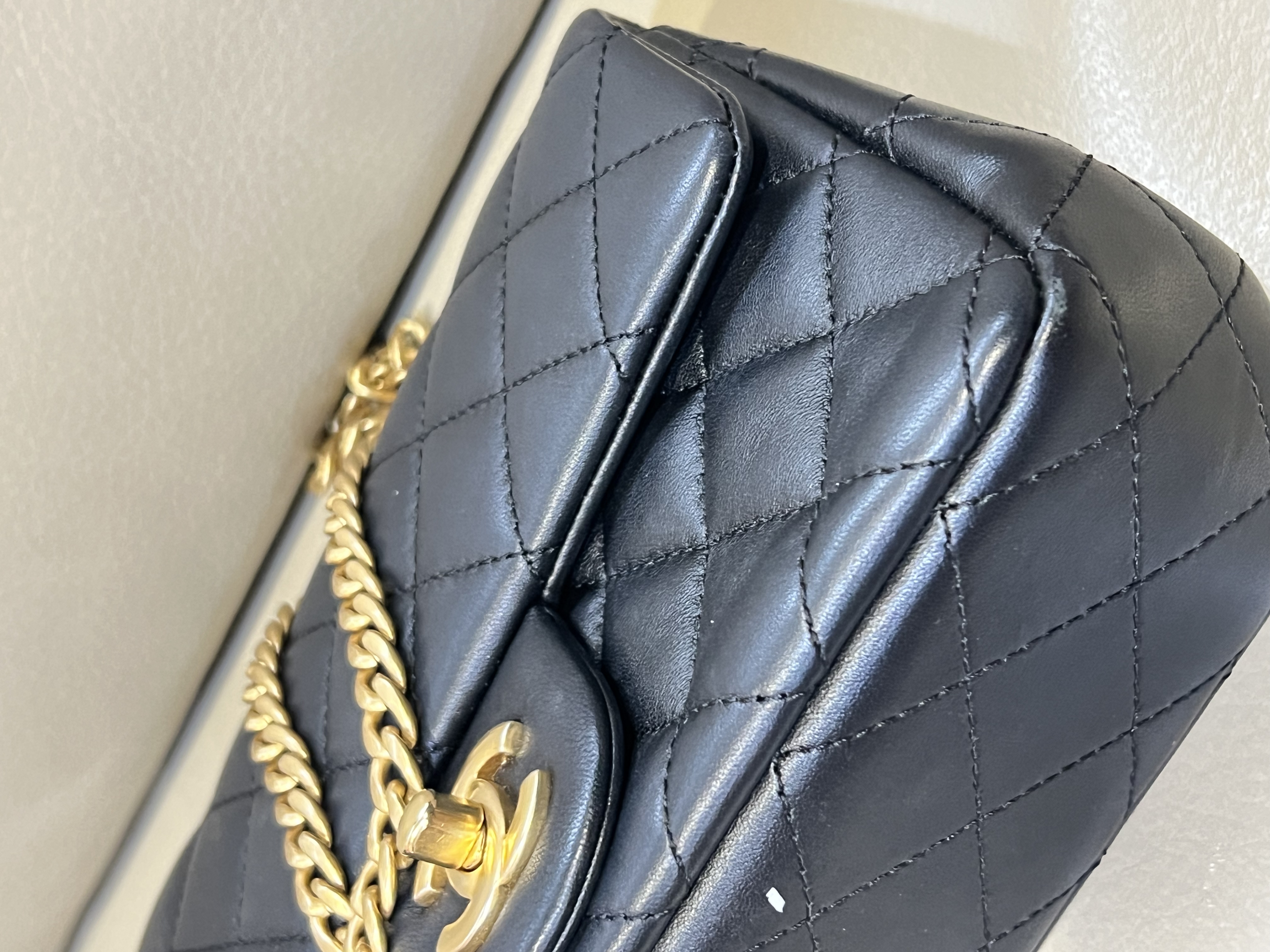 Pre-Owned CHANEL Small Flap Bag / Product Code: 26040521