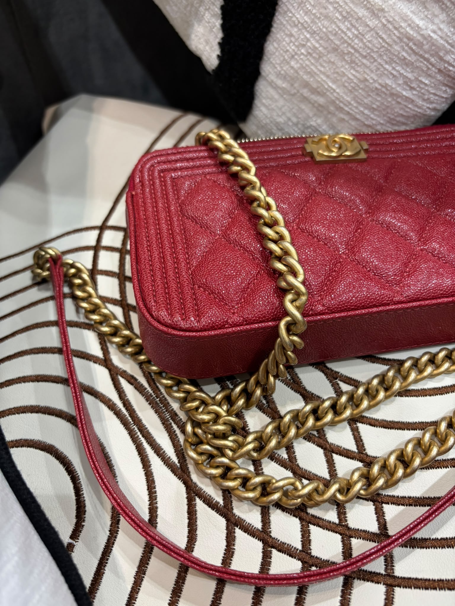 Chanel boy clutch with chain 荔枝牛皮 100%Authentic ,95%new  ✅28貼✅Dust bag 