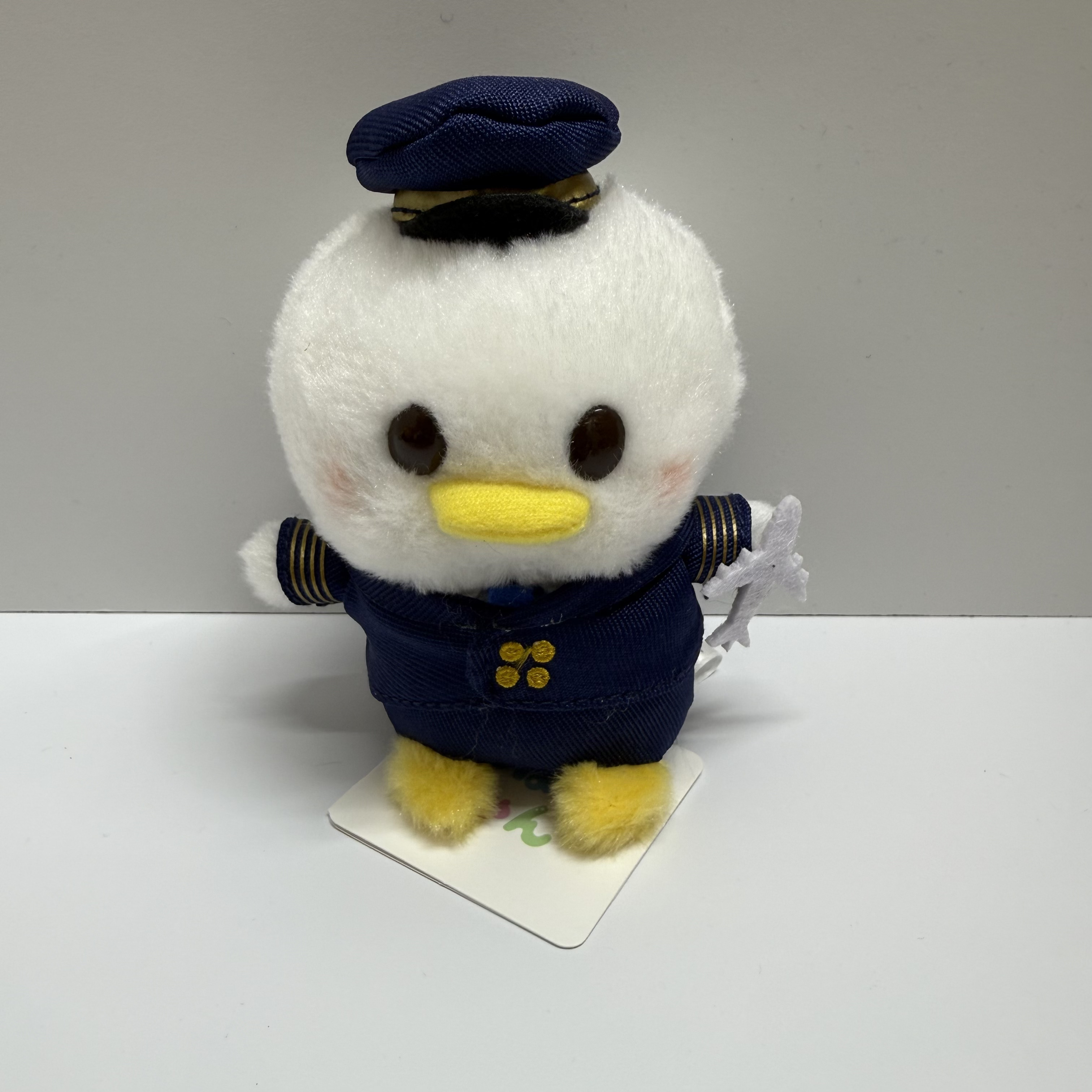 現貨 羽田機場限定 Donald 飛機師造型坐款公仔