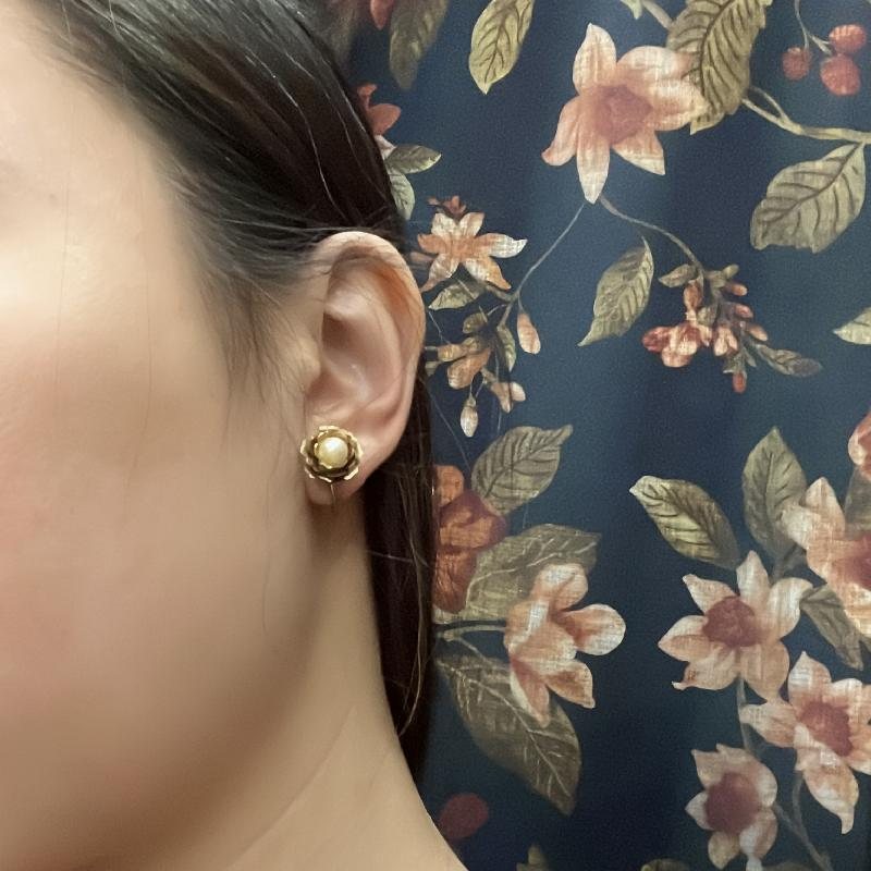 C.a. 1950s American Layered Rose with Faux Pearl Accent Screwback Earrings (EA0525)