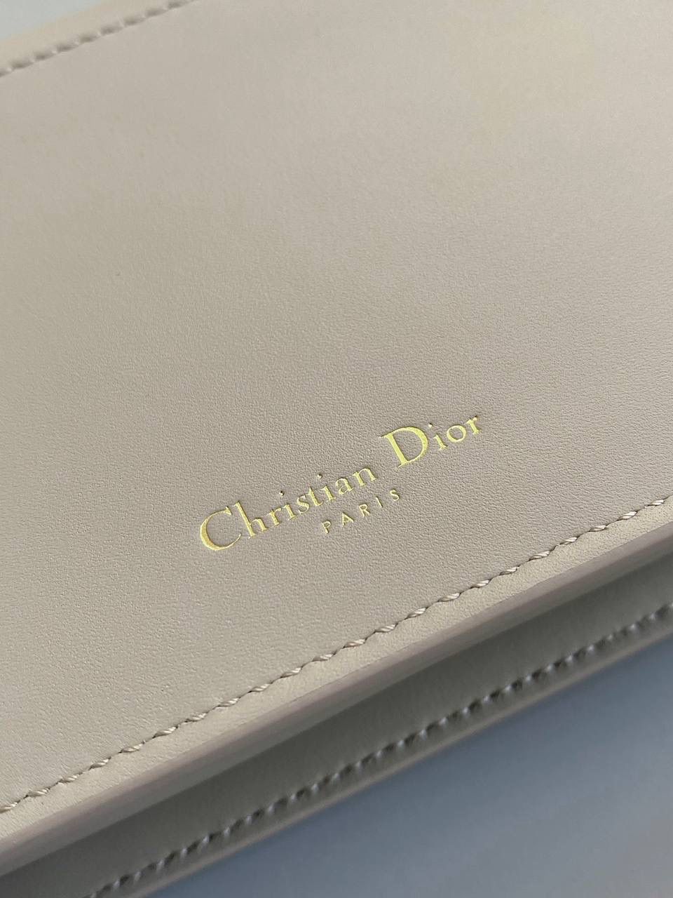 🈶全皮米色 𝗗𝗜𝗢𝗥 𝗦𝗶𝗴𝗻𝗮𝘁𝘂𝗿𝗲 链条手袋 全新系列一出直接萌翻天，很难不火 通常在金属包扣或链条装饰的CD字母 这次当了回主角，直接放大像极了猪鼻子 压印浮雕质感和字母的立体弧度，好高级 成了包身上一眼就能看到的重点元素 女生风格多面，包包更是如此 当一只小可爱不仅可以斜挎单肩 还能拎着当手拿包，搭配丝巾腋下背 基本就已经被拿捏住了！！ 翻盖开合像个小盒子，日常通勤容量OK 21×11×5cm，#8133m