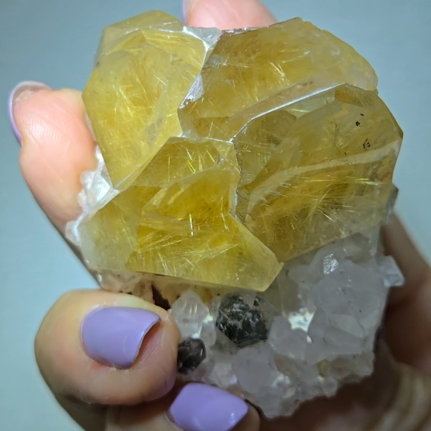 Golden rutilated quartz with chlorite points, rainbows - RT110
