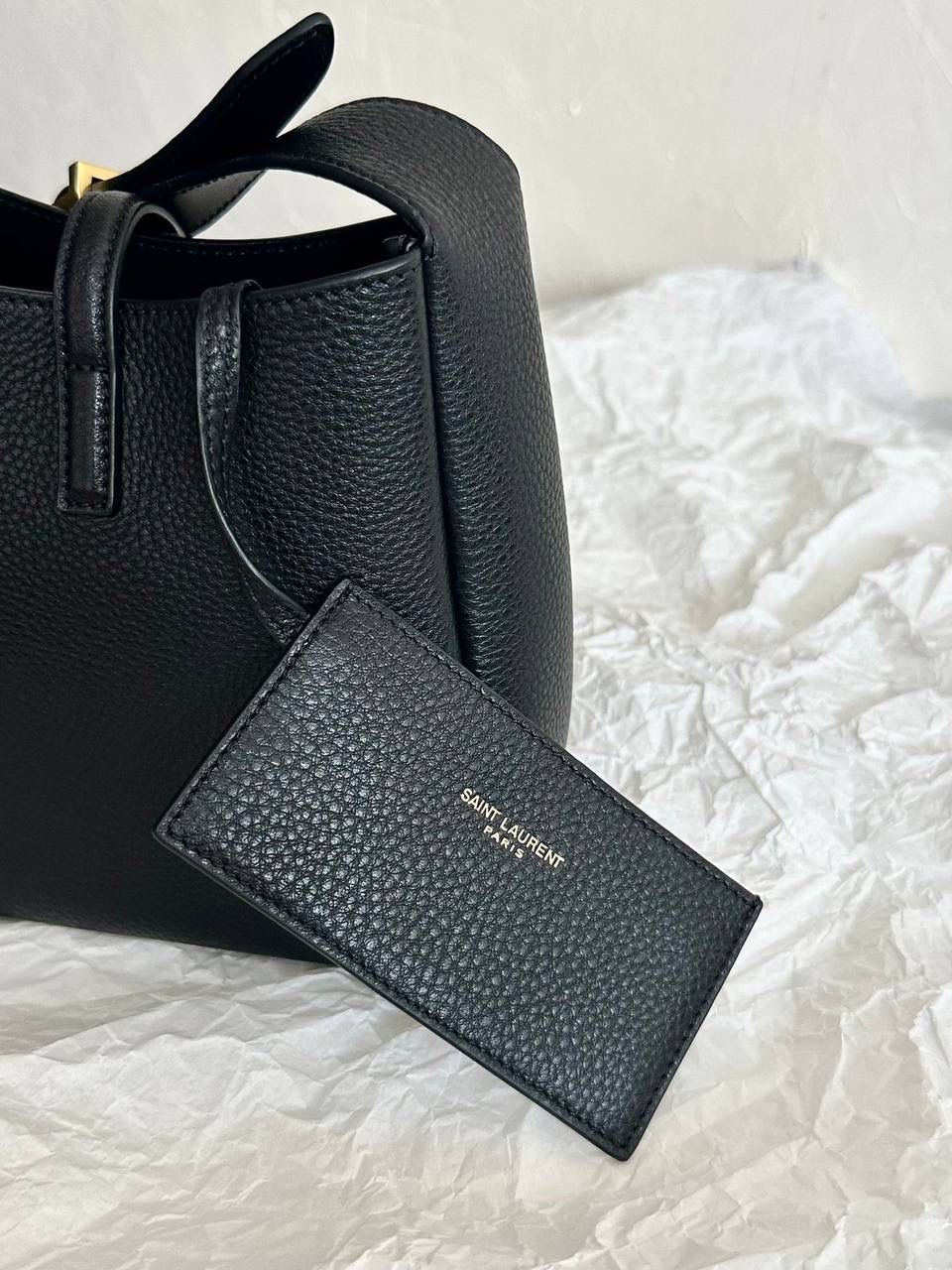 销量王🔥 ys1 hobo mini 🖤 谁敢信hobo出mini size了 可爱shu啦啊啊啊 换了明显有大纹路的鹿皮 和小号大号的皮质不一样，注意区分⚠️ 整个包柔软好打理，还抗造，贼实用 它斜挎不了，是一只腋下包 长肩带的腋下包背起来好舒服 砖柜6月21号发售，咱立马就安排起来😎 zp开发是基操，省钱小能手，等我们咯～～ 16×15×7cm