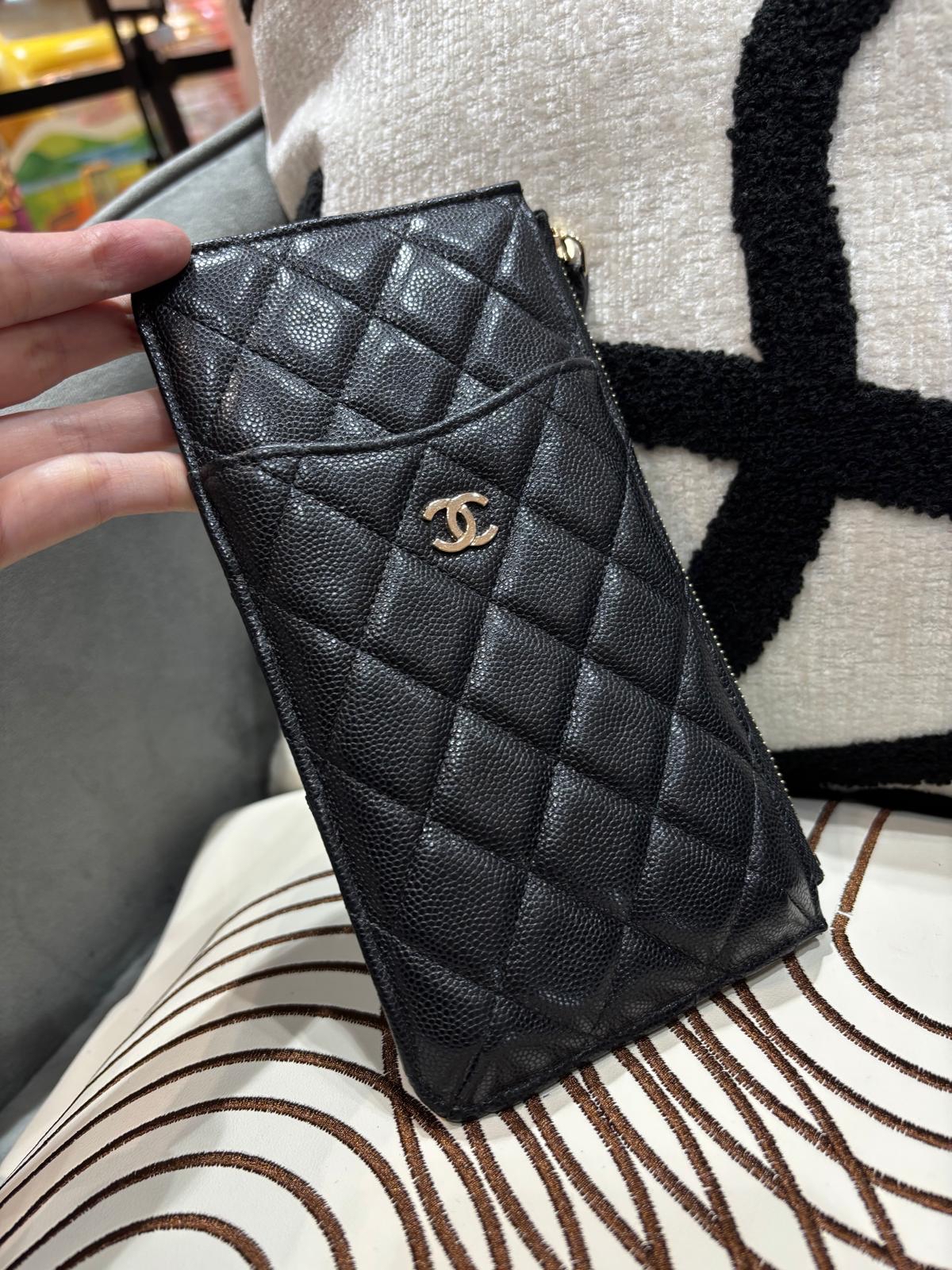 Chanel zip wallet phone pouch 黑色荔枝牛皮金扣 100%Authentic,98%new✅card ✅dust bag 
