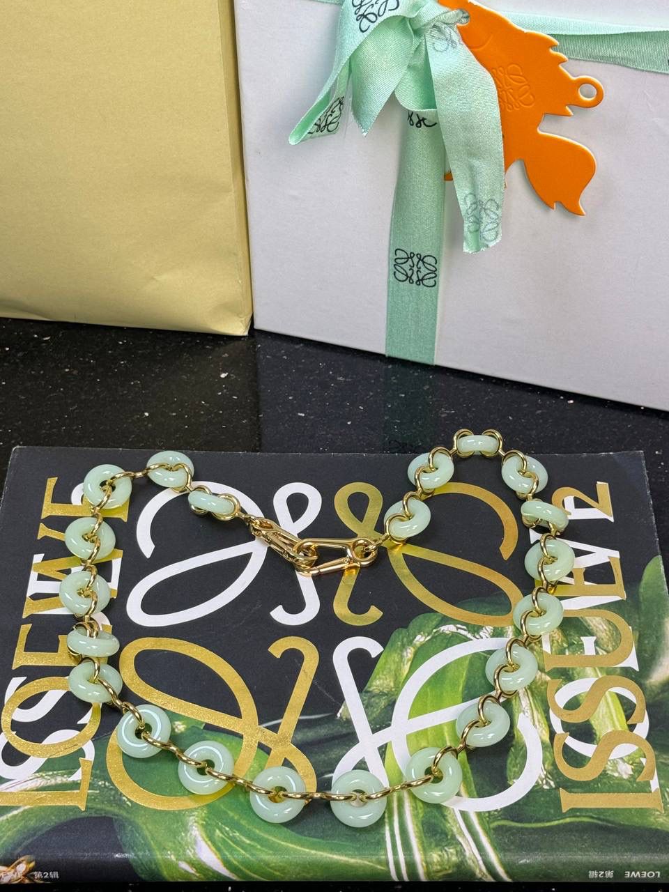 玉饰⛓️链条肩带（春玉色） 尺寸：68×1.6×0.5cm 编码：182323 秀场甜甜圈链条同系肩带，进一步突出了手袋的造型高，引入了鲜明活泼的精神态度😉。