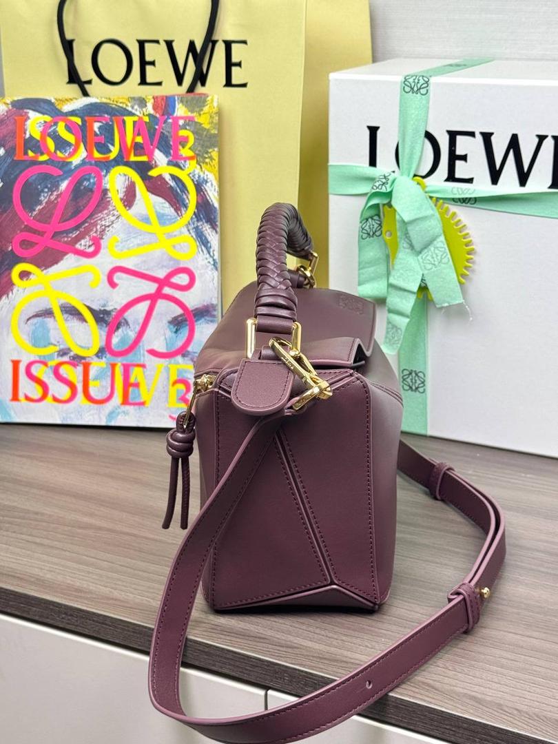 🎈最新编织手腕𝙋𝙪𝙯𝙯𝙡𝙚 ——【深酒红】 尺寸：𝟐𝟒-𝟏𝟎.𝟓-𝟏𝟔.𝟓𝐜𝐦 编码：062405 【配全套礼盒】 ♥️以罗家经典几何设计，搭配独特的编织手腕，绒面内里。 ♥️容量大，经典百搭，可拆卸肩带，有单肩，斜挎，手提等多样化背法。随性时髦洒脱，实用性强。 ♥️独家背景➕独家品质➕独家全套砖柜礼盒套装，市场高端品质皆在我手✌🏻