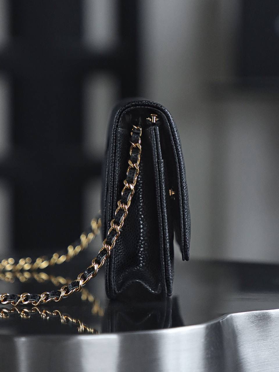 Wallet on Chain發財包鑒定版👜 一包一碼 支持全球鑒定查驗身份證原廠專G Haas皮料過關清單資料可査詢 經典系列WOC，從命名就能直觀感受到這款包包的獨特設計理念，它將傳統錢包與鏈條肩帶進行了巧妙融合！ 它大小精緻，恰好能容納一張百元人民幣，囙此被賦予了“發財包”這一吉祥又討喜的昵稱。 小巧身形，卻蘊含著大大的能量。 五金：全鋼銀扣 皮料：Hass小牛皮大球紋 尺寸：12*19.3*3.5cm