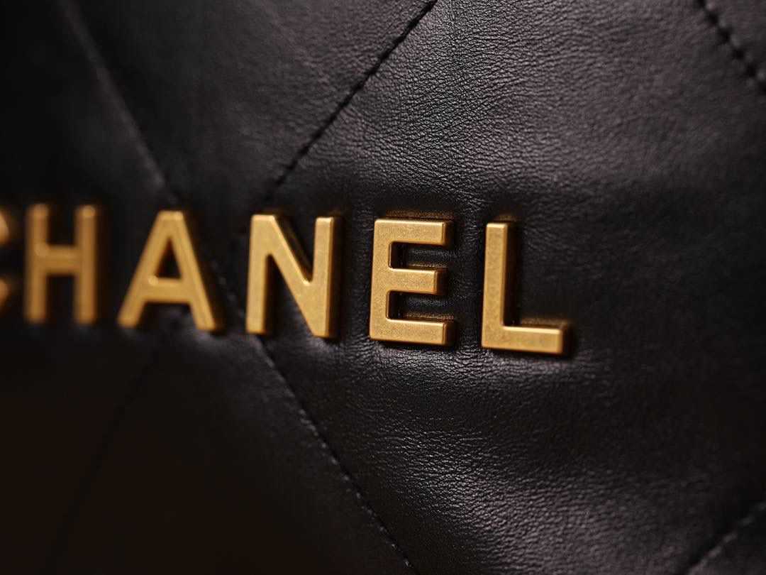 CHANEL香奈儿 22SS春夏系列 22Bag链条双肩包 🎒❤️‍🩹 独家渠道货 独家欧洲原厂皮组装ZP尾单货 杨幂、权志龙同款 爆款 ‼️ 原厂亮面牛皮 黑色搭配金色做旧五金 真的太好看了 尺寸：42*36*8cm