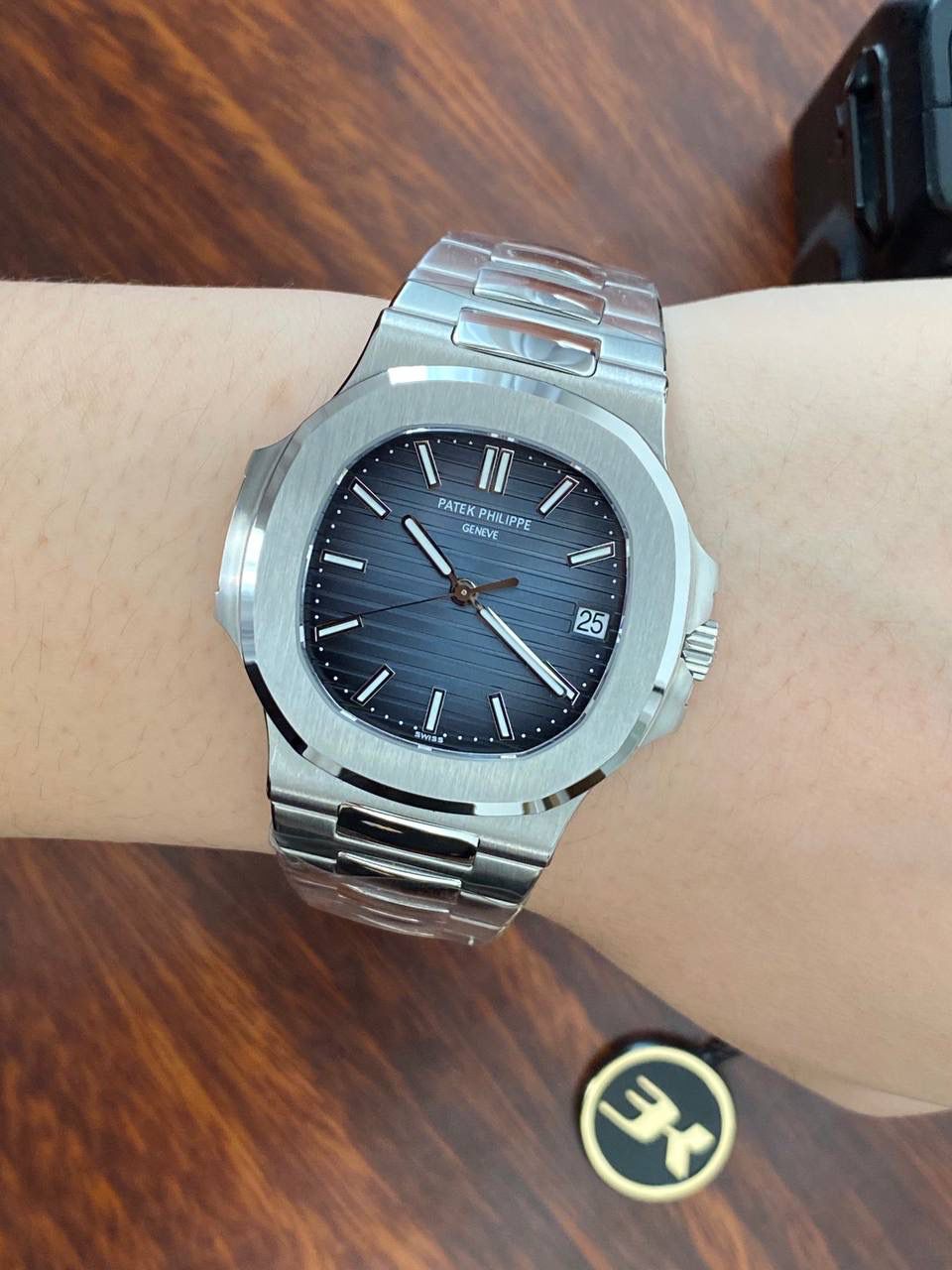 鹦鹉螺市场独家专用机芯，升级无噪音刻字版原版机芯🔥🔥 详细升级解读: 1.升级机芯全部精雕刻字，清晰不磨损，纹理做到极致。 2.升级自动陀片，采用瑞士超精密轴承，业界史无前例的安装陀片工艺。做到百分百降噪音。 3.原版机芯，无假夹版，无假摆轮，无假红宝石。WY-3k厂完整的复刻出3.3毫米的绝版高品质324SC机芯. 4..升级表盘刻度夜光超亮，而且整体做到和谐一致同步亮度。 5.鹦鹉螺经典蓝盘，目前改进与正品一致的颜色，秒杀其他工厂的表盘细节和做工。 6.日历窗口每一只手表做了水平正位，不出现偏斜遮挡。 7.把头调节档位顺畅度的多次调试，调试到最佳状态。使得升级版手雷调校时间和上链的手感畅顺 8.升级了整个手表厚度8.3毫米，完美实现全网最薄机械表，等同原装厚度。佩戴起来舒适无比。 9.重点强调324Sc机芯顺时针调日历，也就是由上往下调日历。注意辨析和正品一致。 10.调节时间的时候，拉表冠二挡。大秒针是不停止的。和正品也是一致。