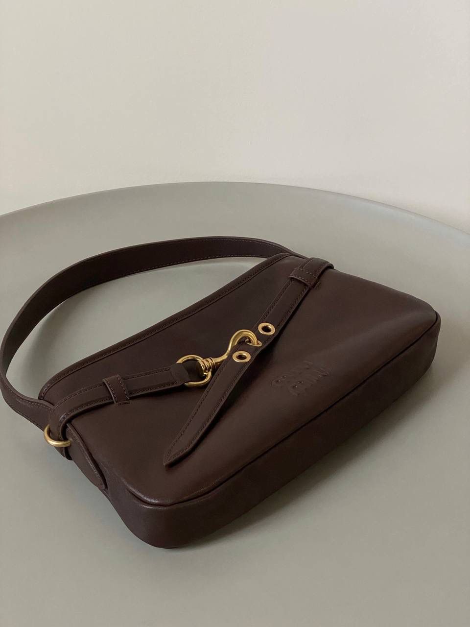 🈶石楠木色，小号 𝐌𝐢𝐮𝐌𝐢𝐮 𝐀𝐯𝐞𝐧𝐭𝐮𝐫𝐞腋下包 不得不说缪缪的美丽层出不穷！今年这只Aventure Nappa腋下包 看似平平无奇上身却意外好搭耐看 有点小复古又有点小机车， 就很值得夸赞一番 东西不用装太满，随性的褶皱感很戳心巴 自重非常轻，宽肩带设计一点都不溜肩容量空间也不错，日常东西都放的下 迷你iPai都👌🏻尊嘟人见人爱不带吹的！ 33×19×5cm #F0021m