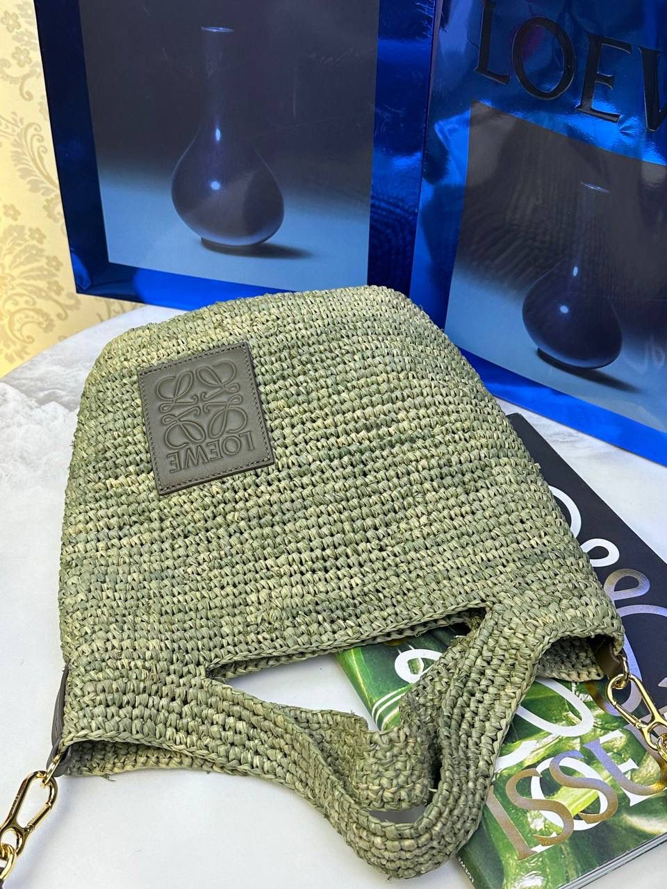 🎈𝙋𝙖𝙪𝙡𝙖 𝙞𝙗𝙞𝙯𝙖 迷你酒椰草编包𝙎𝙡𝙞𝙩🧺 ——【橄榄绿到货‼️】 面料：进口拉菲草/牛皮 尺寸：𝟑𝟎-𝟖-𝟑𝟎𝐜𝐦 编码：652405 （下单须知：由于天然纤维材料特别，带毛刺，日照时间长短不同，颜色略有变化，纯手工编织制作而成，每一只都独一无二，每个包的尺寸也有所不同‼️完美主义者慎入⚠️） 👉🏻此款草编包由纯进口拉菲草叶手工编织制作而成，搭配有一条可拆卸的刺绣宽肩带，可斜挎/肩背/手提等多样化背法❤️时尚清新，软塌不定性，慵懒又随性，夏日出行必备‼️