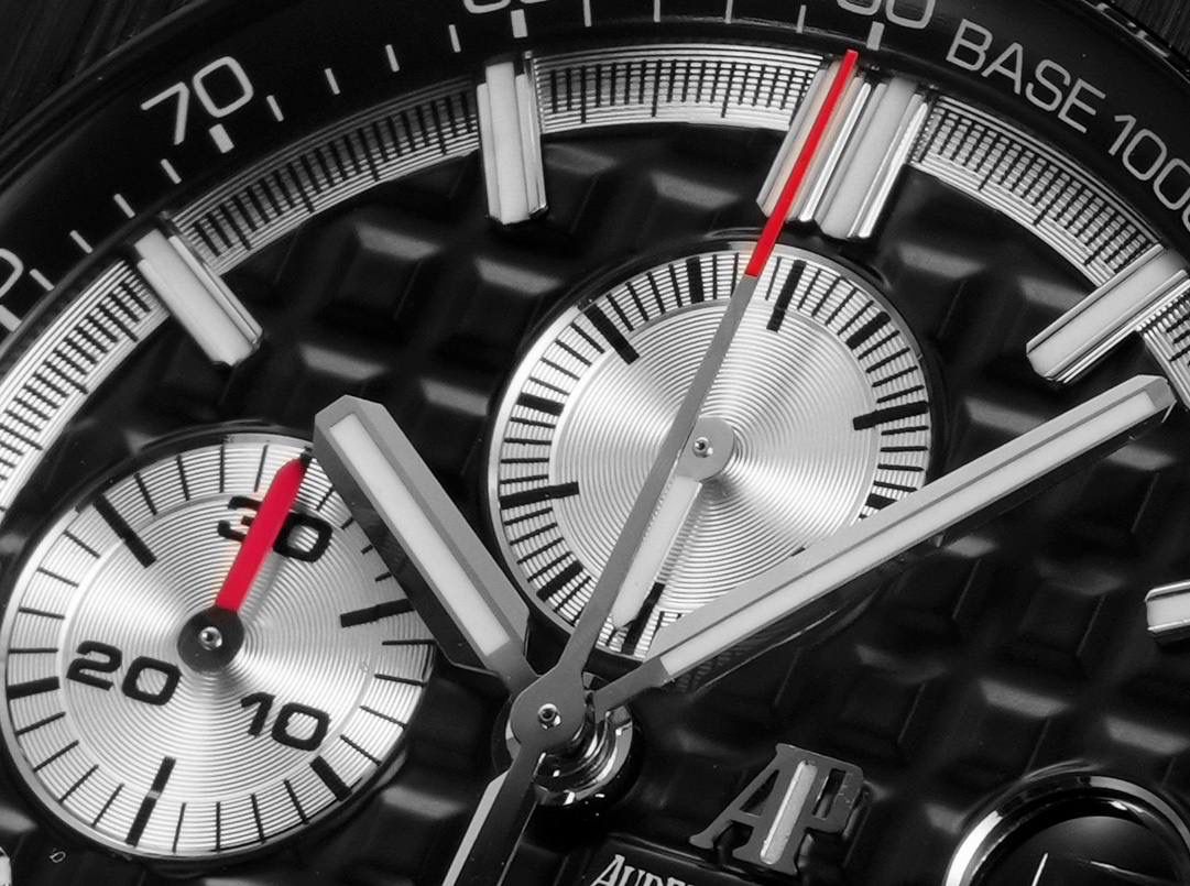 🚀皇家橡树离岸型26400/26238/26470系列正式登场！款式最全，做工最好的爱彼计时款腕表来了，有做工好的顶级货💯🔥廉价的小厂货就别去考虑了！ 1，机芯采用12位小秒的定制版3126计时机芯，完美还原原版所有功能。经过精密打磨，大大加强了其稳定性。 2，其中碳纤维系列表壳采用全新碳纤维复合材料——「Carbon TPT® B.4」打造，这种高科技材料比常规 Carbon TPT® 密度提高4%，纤维硬度提升15%，树脂强度提升30%，材料结构经过各项异性优化，保持轻盈同时无比坚韧，提供迄今最强的抗冲击性能。 3，字面颜色均采用目前最先进电镀技术，非几年前的简单喷漆技术。每一个巧克力格纹装饰，通过CNC级别打磨，无限接近原版。 4，同步原版搭载微微活动头粒，胶带采用进口氟橡胶材质，皮带采用美洲鳄鱼皮材质，更加耐磨耐造。