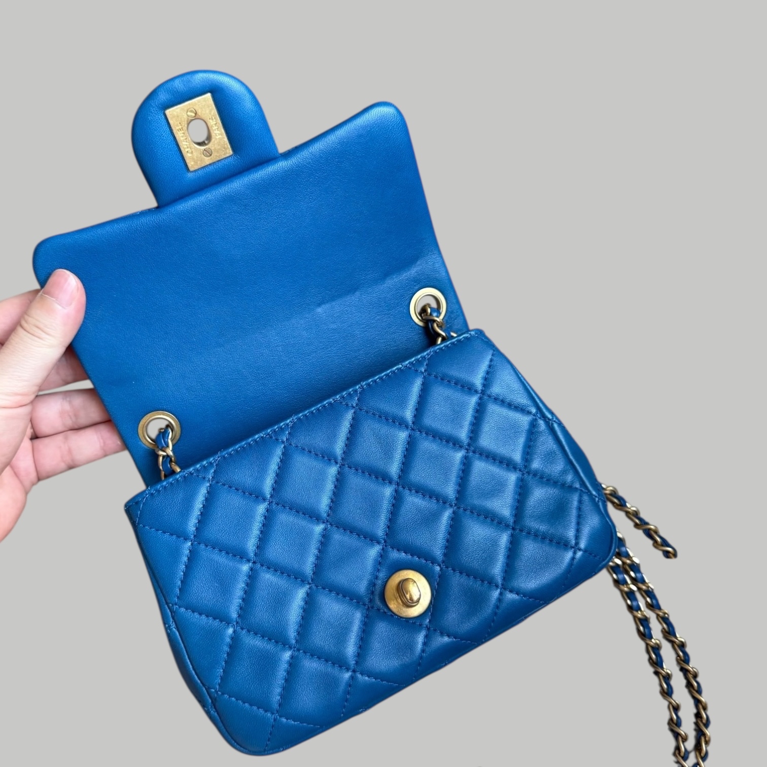 Chanel Lambskin square 羊皮藍色金