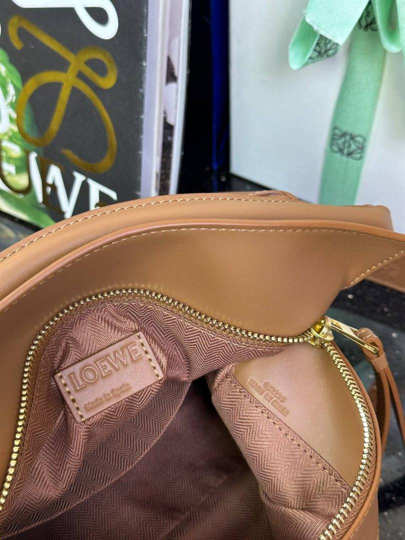 👉🏻小号𝙿𝚞𝚣𝚣𝚕𝚎 【宽肩带】 平纹/Anagram牛皮手袋👜 尺寸:𝟐𝟒-𝟏𝟔.𝟓-𝟏𝟎.𝟓𝐜𝐦 编码:65222585棕色【配全套礼盒】 秋冬最新爆款上线啦…⤴️ 从手袋的小牛皮革、缝线、背带的金属环扣，内里内衬细节.都换上了最新的饱和单色系，细腻质感，为手袋增添了不一样的视觉魅力🔅