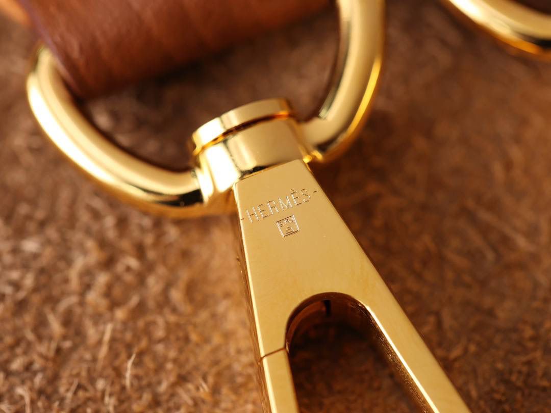 HERMES爱马仕Evelyne 16伊芙琳金棕金扣👜✨ TaurillonMaurice 小公牛皮 尺寸：16*18*5cm 爱马仕Evelyne伊芙琳 Evelyne包的设计灵感来自于一种名为“马鞍袋”的马具袋，这是一种常用于骑手和马车夫的袋子，用于储存和运输马具和其他必需品。 爱马仕将这种马具袋的经典元素与品牌的手工艺传统相结合，打造出了具有时尚感和功能性的包包。 因此，伊芙琳包不仅是一款实用的手提包，同时也代表着品牌深厚的历史和文化传统❤️