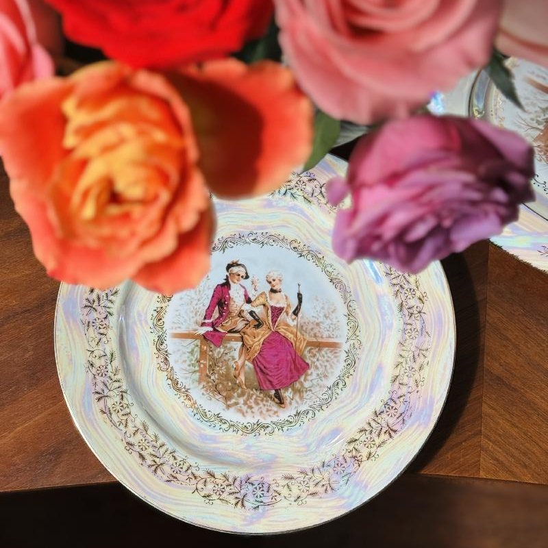 Vintage C.a.1970s Made in Japan Exported to Montreal Romantic Couple Iridescent Coating Plates 24 & 27cm(MT1946)