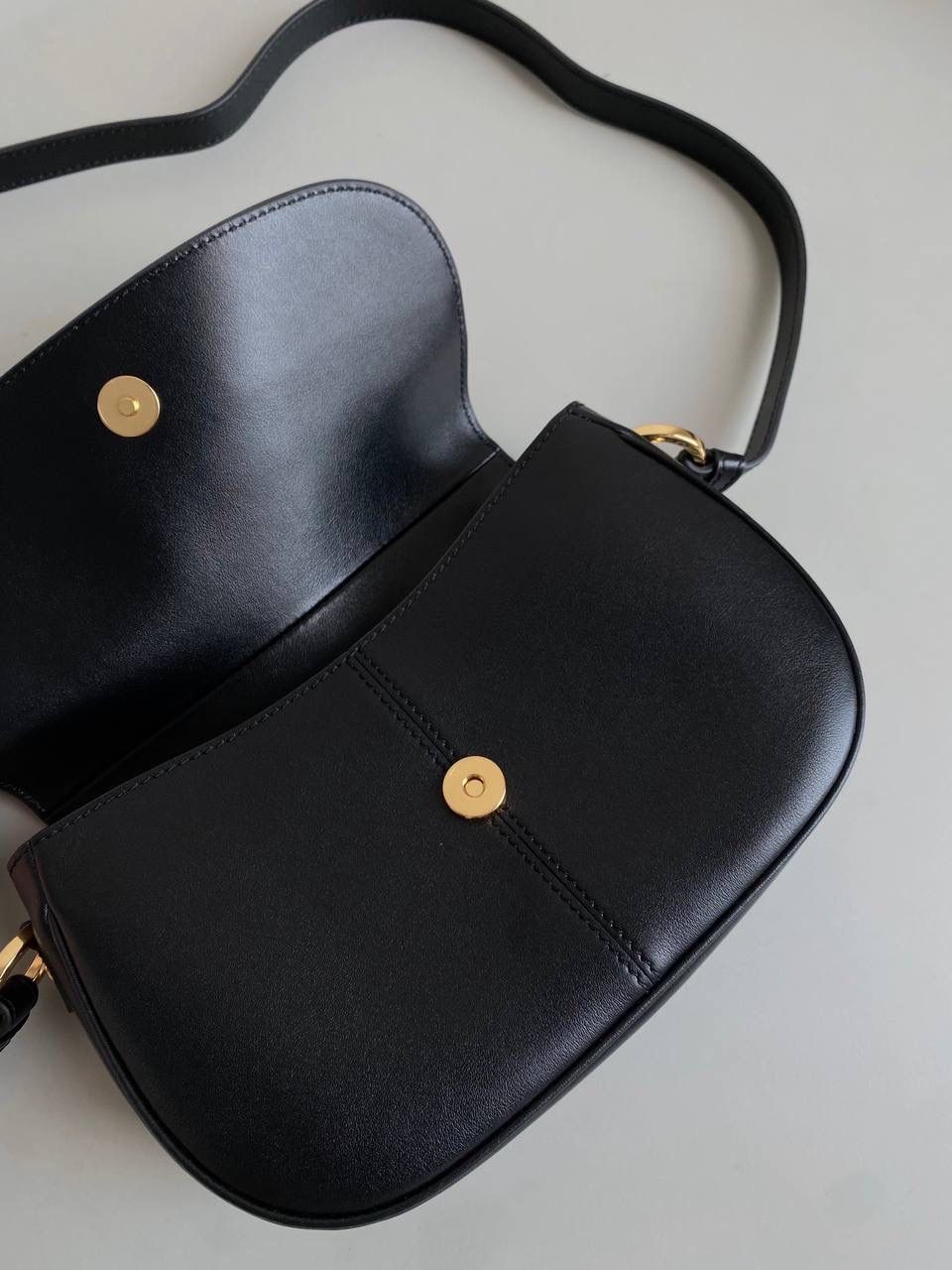 🈶黑色 𝗗𝗶𝗼𝗿 𝗯𝗲𝘀𝗮𝗰𝗲 马鞍包小号 相比较之前的bobby来说 这个版型会更大一些，皮质更柔软一些 正面是经典的CD扣，超级复古 背面仍然是延续了D家的风格 有个内侧袋，可以放手机或放卡 翻盖按扣式设计，里面还有个拉链隔层 非常实用好收纳 大小也很俏皮，容量足够日常 斜挎 肩背 腋下都可以！ 24×15×6cm #8010m