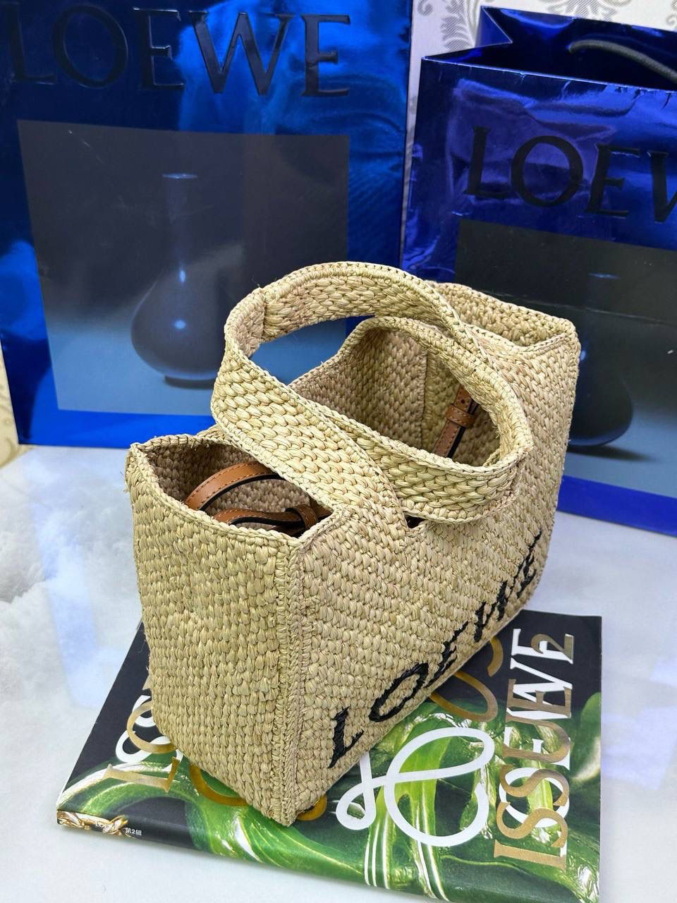 🎈最新𝙇𝙤𝙚𝙬𝙚 𝙁𝙤𝙣𝙩 𝙏𝙤𝙩𝙚 —【小号】酒椰草编包🔔 尺寸：𝟐𝟒-𝟏𝟏-𝟏𝟗.𝟓𝐜𝐦 编码：652207 （下单须知：由于天然纤维材料特别，带毛刺，日照时间长短不同，颜色略有变化，纯手工编织制作而成，每一只都独一无二，每个包的尺寸也有所不同‼️完美主义者慎入⚠️） 👉🏻完全由酒椰纤维编织而成，正面饰有黑色刺绣𝙇𝙊𝙀𝙒𝙀标志 👉🏻肩带可拆卸调节，可肩背、斜挎或手提多种背法