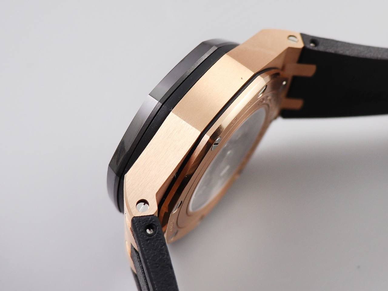 AP 26400皇家橡树v2版 金壳陶瓷圈材质 44毫米直径 搭载复刻原版CaL．3126机芯 陶瓷圈口 市面上最顶级版本的超级复刻🔥