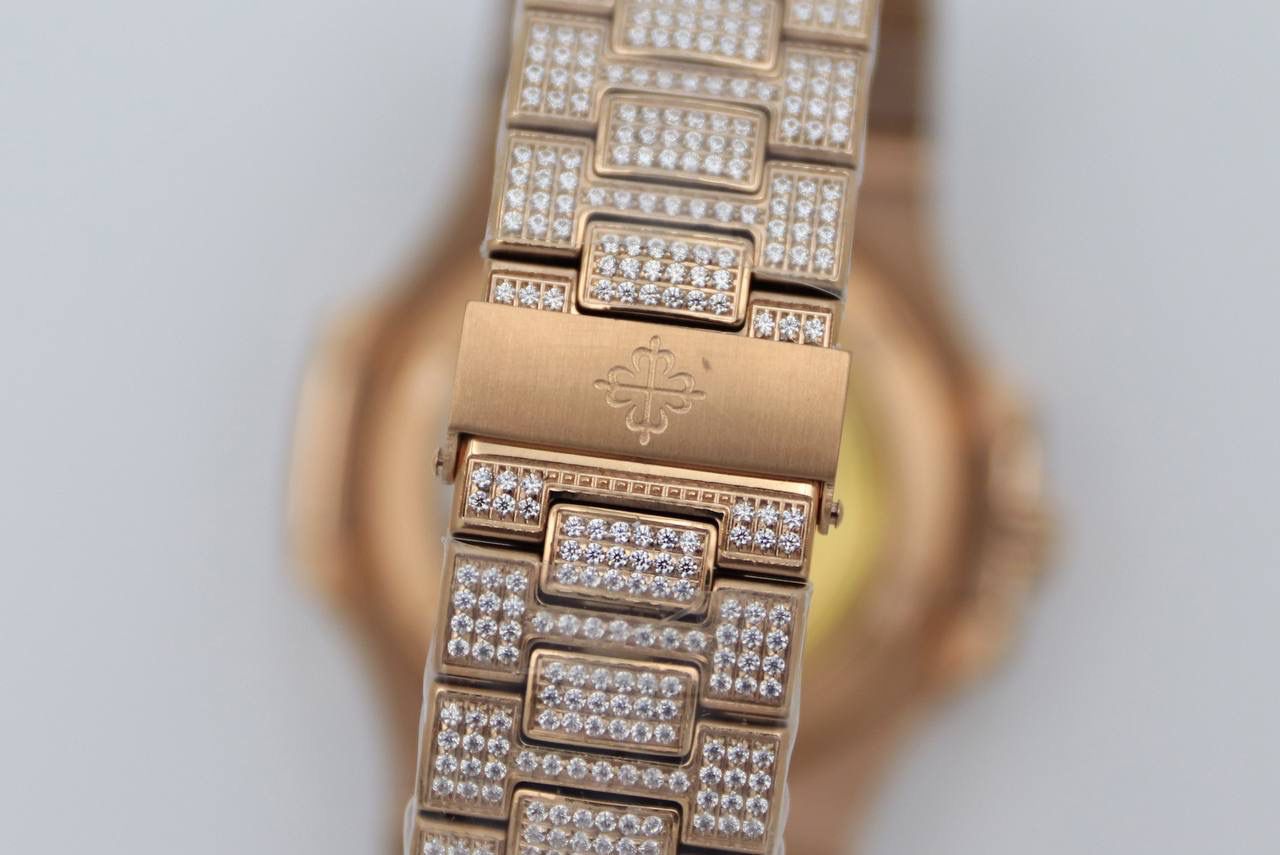 百达翡丽鹦鹉螺满天星V3版。少量到货！！！独家还原正品后镶钻。 全新修正V2版不足的四大细节： 1.表盘上12个条形刻度，根据原装5711字钉开模，效果保持了跟原装一致的黑油条形夜光刻度。 2.全新定制原版324机芯，V3版本机芯摆轮位置与原装一致，CNC数控技术打造机芯夹板，深度洗花和刻字，效果保持了原装应有的细节，机芯结构还原度极高。 3.表带升级还原正品后镶钻侧面表带镶石工艺：挑战难度极高百达翡丽鹦鹉螺侧边镶钻表带R8制表师历练数年多次，尝试过无数种加工工艺，即使再难也有破釜沉舟的心态，如今终于大功告成，还原正品后镶钻效果，是目前唯一可以做到表带侧边镶钻工艺。 4.指针升级：秒针中心点升级为针轴秒针。 （让你体验最奢华百达翡丽鹦鹉螺）