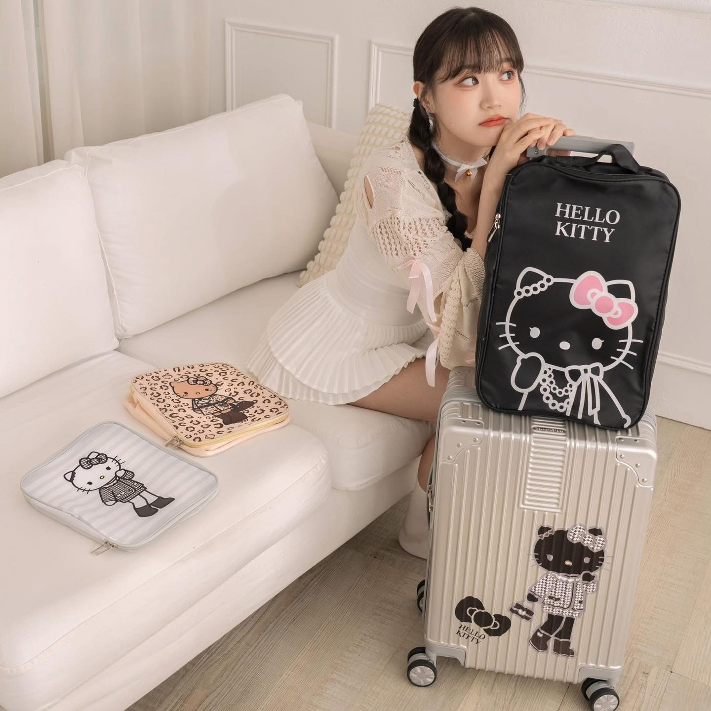 （約6月尾到貨）🇹🇼台灣超商限定 限量長腿Kitty 限量 Traveler's Choice 21 吋線條防撞行李箱💕