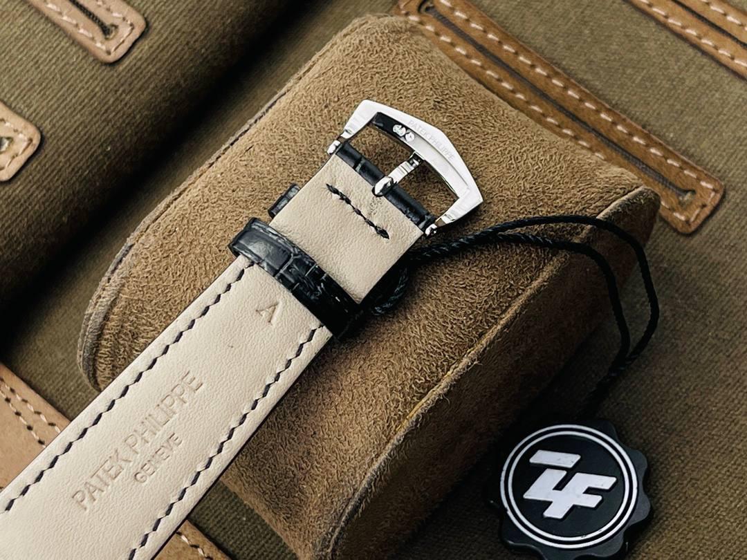 百达.翡丽Patek Philippe古典系列——PP.5298P腕表！ 【精彩细节】腕表尺寸38mmX9mm 薄而有质 1.表壳慢工出细活，极致打磨，独家还原出正品的完美比例和特有质感。 2.刻度，指针采用最新的贵金属电镀技术加持，效果更佳出彩！ 3.“锅盖型”微凸蓝宝表镜，版型与正品一致，效果通透，辨时清晰。【引领一体机时代】采用定制版Cal.324一体机——更薄，更稳，更像。 【表带】经典意大利小牛皮表带，纹路清晰，质感上乘。针式表扣打磨齐整光亮，通用原装无压力。