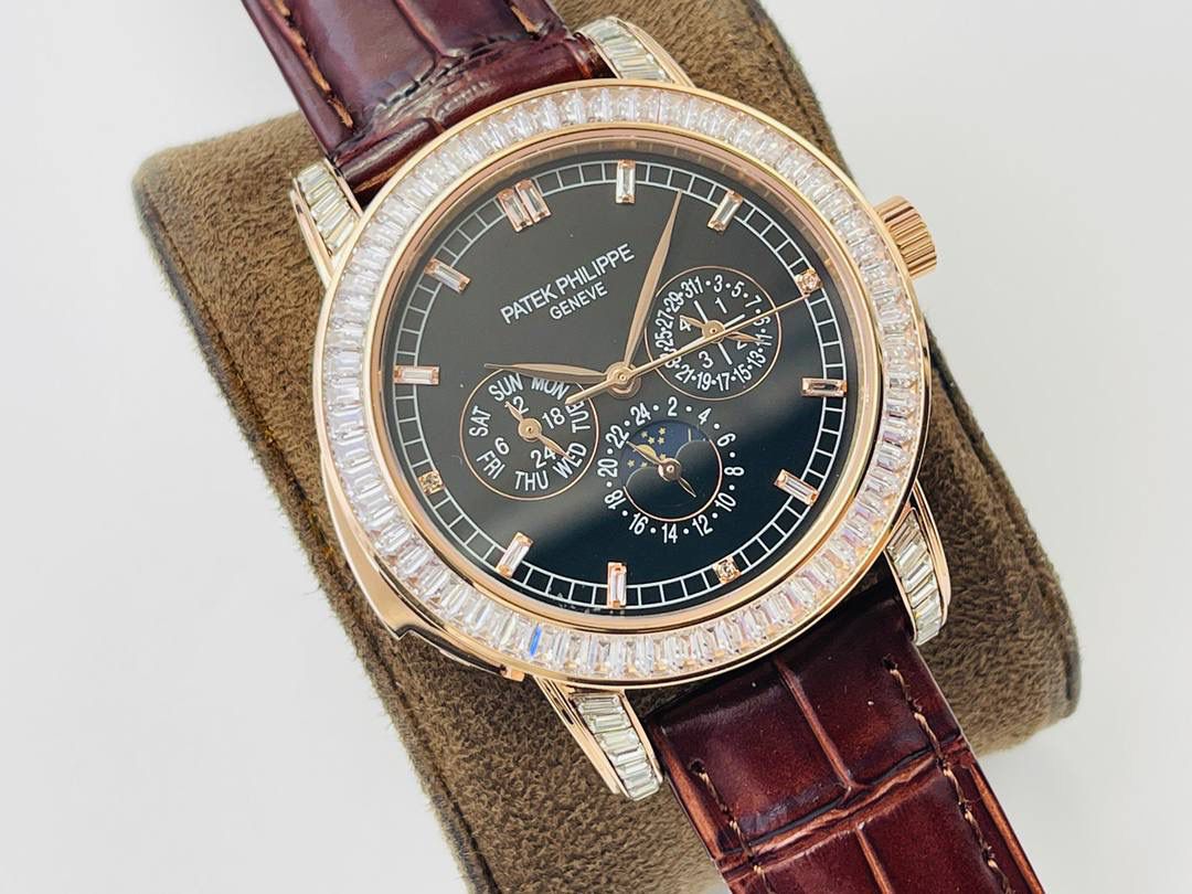 【2022诚意推荐】百达翡丽超级复杂功能系列5073P_010腕表。用心之作，细节方面： 1⃣️突破多层技术瓶颈，机芯型号为CH 29-535 升级版，质量稳定！ 2⃣️尺寸42毫米，与专柜一致。 3⃣️表圈和表耳镶103颗长形钻石。 4⃣️表带搭配意大利头层小牛皮，表扣上镶钻石更显示这块腕表的豪华气质。适合各种商务场合，简敛精致不失优雅！