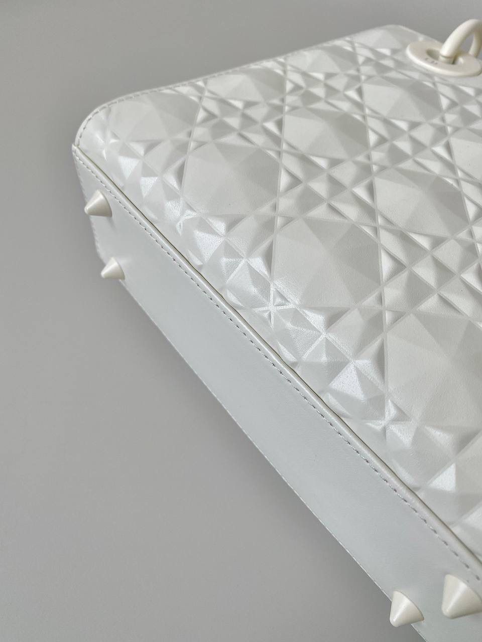 🈶钻石白 𝗗𝗶𝗼𝗿 𝗟𝗮𝗱𝘆 𝗯𝗮𝗴四格 特殊处理的哑光牛皮钻石藤格纹 八个切割面挺括有型，全套磨砂材质五金 复古时髦感超强，真是什么场合都可以把住 绝对是lady中的天花板了，强势出圈啦姐妹们 （配送8个五金字母） 20×16.8×8cm#4360m