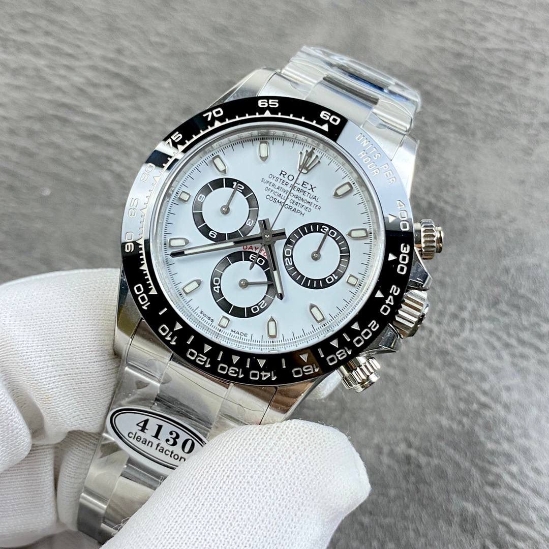 劳力士迪通拿系列，熊猫迪！出厂自带专柜品质！904精钢表带，头粒与表壳配合紧致，采用高光陶瓷圈，铂金刻度！buff指针，弥补了之前毛糙感！采用颜色最为对版表盘，刻度丁均有打磨，超强夜光！蓝宝石玻璃做了沉降，高清镀膜！整体腕表加海绵宝宝贴纸量起来厚度是12.4mm，把悟空撕了，加上玻璃做了沉降厚度是12.2mm到12.1mm，真正是专柜厚度！搭载丹东4130机芯，出厂空白机芯，做了和专柜一样劳力士4130机芯logo，而且比之前刻字要清晰很多！出厂就省了众多改装费，妥妥的性价比高，专柜相似度极高！出货实拍