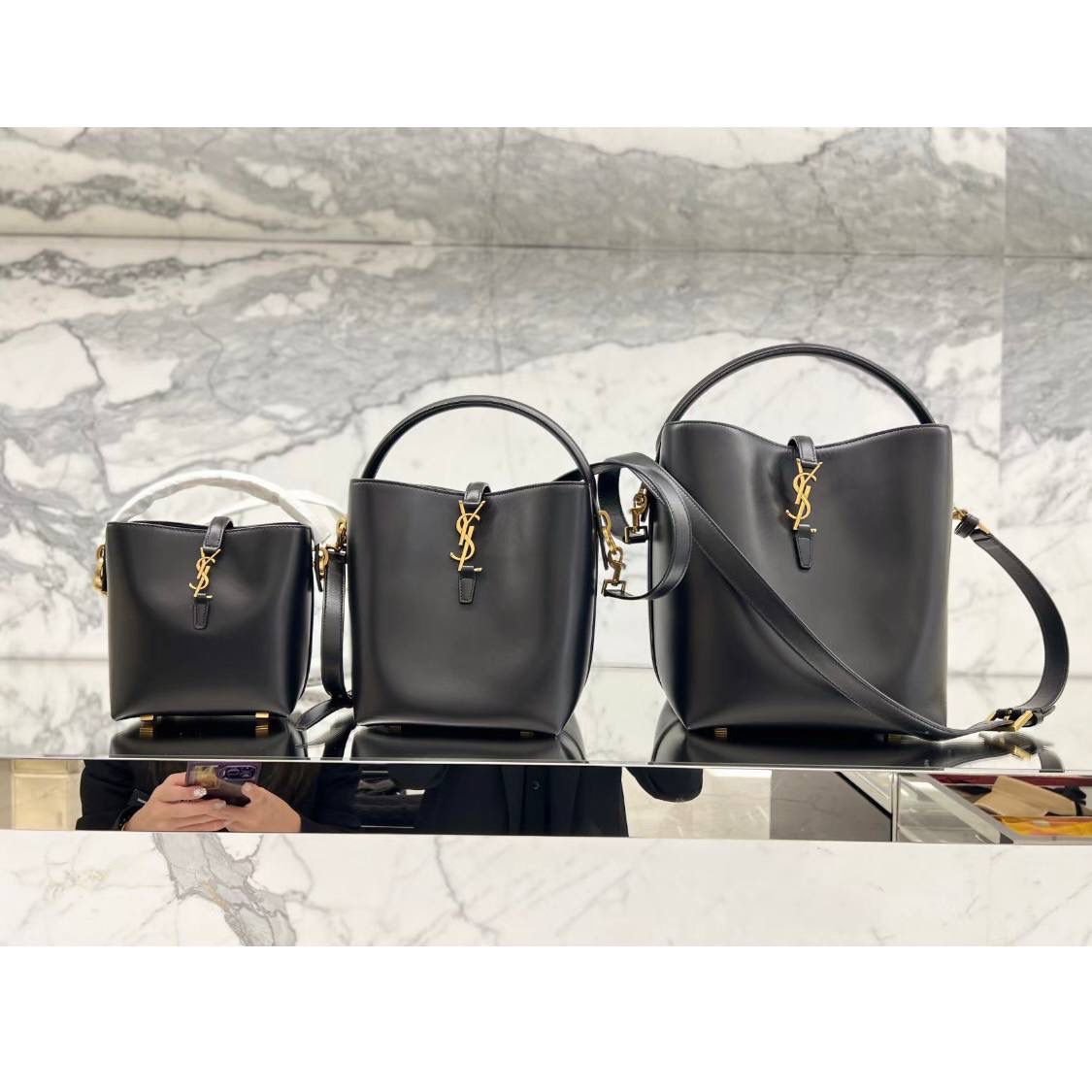 现货啦❗️ ys1 le37 手提水桶包中号🕋 喜欢背水桶包的姐妹不要错过这只 整个包身用的是光面的小牛皮 怎么背都不变形，质感持续保持 风格依旧是他们家简单又自带酷飒的设计 水桶包最好的一点就是容量巨大！ 没有tote那么大，却可以装下整个宇宙 🉑手提🉑斜挎，怎么搭都行～ 老规矩还是zp开发 这次的皮料拿到的可以说是相似度最高的一次！ 你们自己看对比图，像到我都分辨不出谁是谁 你们闭着眼睛冲，品质就交给我们哈！ 迷你：15x13x6cm 小号：20x17x13cm 中号：25×20×16cm742828m