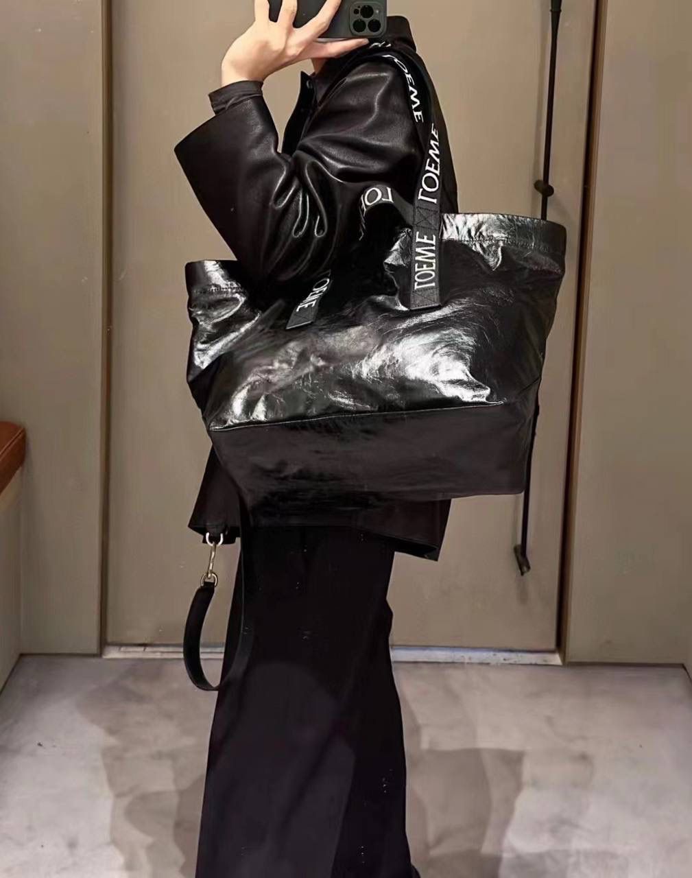 《重新定义罗威风格》 *超人气🔥纸纹牛皮手袋𝙁𝙤𝙡𝙙 𝙎𝙝𝙤𝙥𝙥𝙚𝙧 🌟 颜色:黑色、苹果绿、橙色、棕褐色 皮料:西班牙🇪🇸进口纸纹牛皮 尺寸:50×20×31cm 编码:052055 各大秀场都有它的地位 集“时髦“垃圾袋” ➕阳光“托特包” ➕摩登飒“行李袋” ➕任性美“单肩包” ➕时髦精“纸片袋”一身 飒飒的选它，凹造型选它，想走路都带风的选它，选它，选它！！！ 偷偷告诉你，超薄体积，随时随地百变造型即可入箱跟你环游天下😘😘