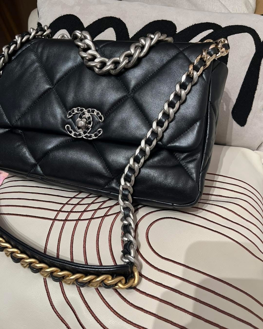 Chanel 19 large 30cm flap bag 100%Authentic,98%new  ✅晶片✅防塵袋✅box🤍專門店售價 $57000 ✨