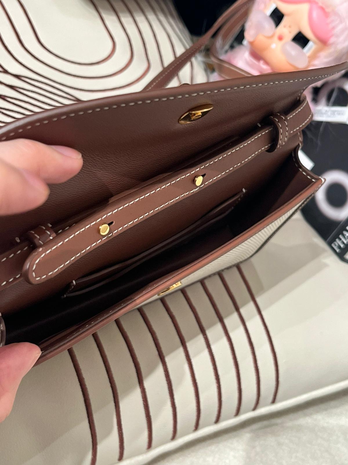 LORO PIANA EXTRA POCHETTE WALLET ON STRAP, 100%Authentic ,95%new 專門店售價$15,300 