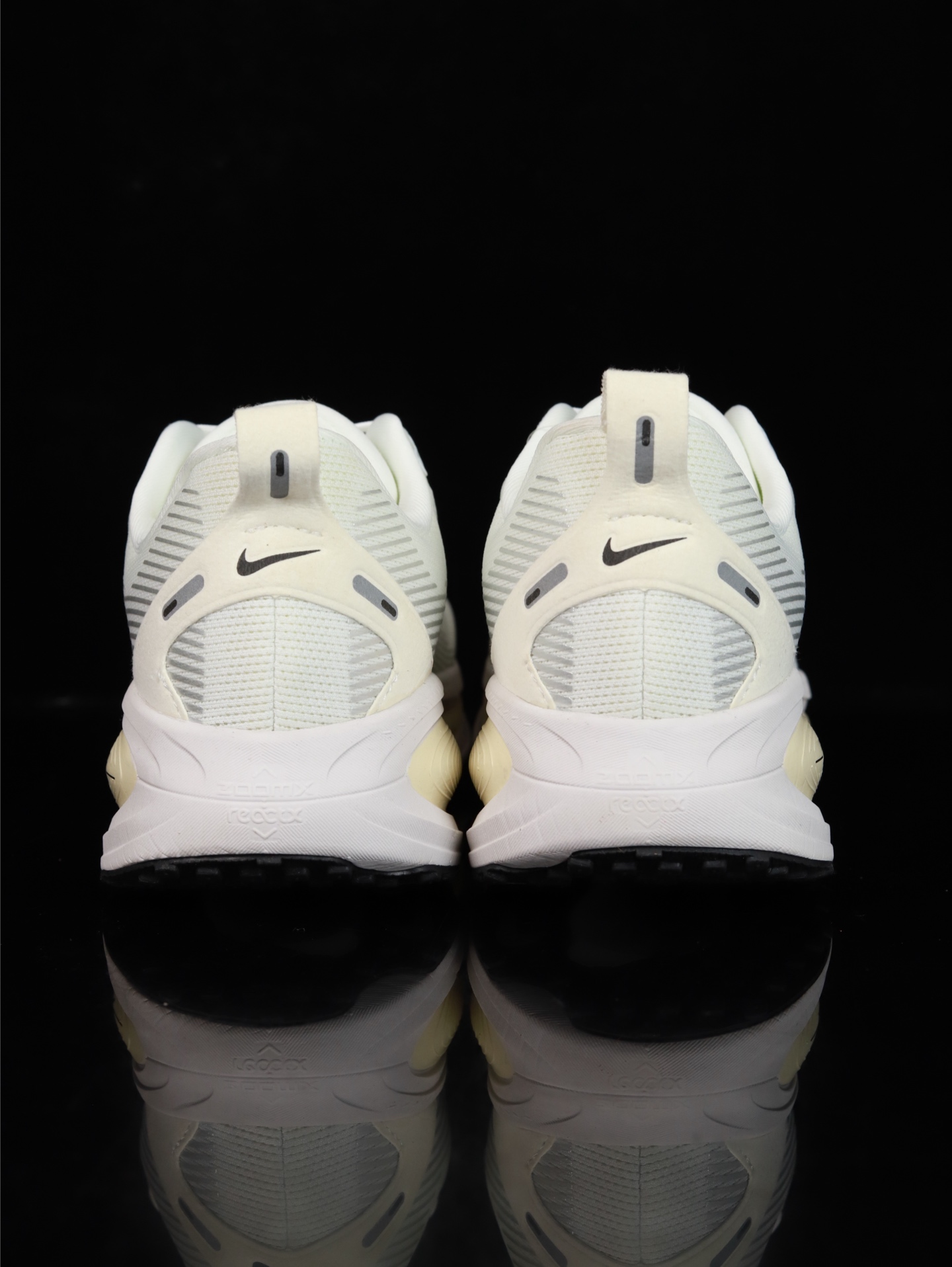 Nike Vomero 18 HM6803-101