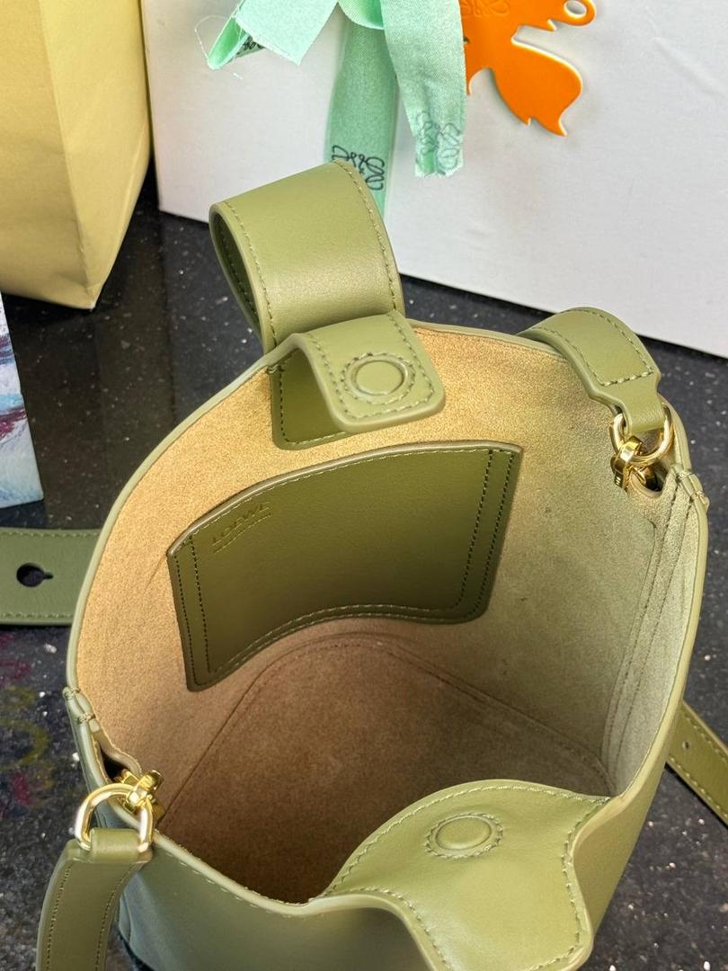 ♥️𝙈𝙞𝙣𝙞 𝙋𝙚𝙗𝙗𝙡𝙚 𝘽𝙪𝙘𝙠𝙚𝙩 ——【橄榄绿】 尺寸：𝟏𝟔-𝟏𝟔-𝟗.𝟓𝐜𝐦 编码：062339 🎈标志性Anagram鹅卵石点缀，配以纯粹简约线条以及瞩目设计风格，诠释全新𝙋𝙚𝙗𝙗𝙡𝙚手袋👜 🎈自带一根🉑拆卸🉑调节的肩带，一包多背，多样化风格，秀场大放异彩😀内里容量超大，日常实用性强👌 🎈配全套专柜礼盒🎁，给你满满的仪式感👀
