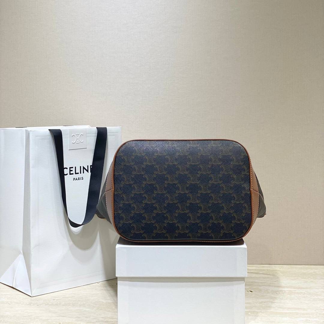 🔥大货实拍图 𝗖𝗘𝗟𝗜𝗡𝗘 ♥ 𝗧𝗥𝗜𝗢𝗠𝗣𝗛𝗘 𝗖𝗔𝗡𝗩𝗔𝗦中号水桶 多少年都不会倦怠的经典与复古设计，可以说是品牌标志性收藏款了。型号：191132 尺寸：33*27*17cm