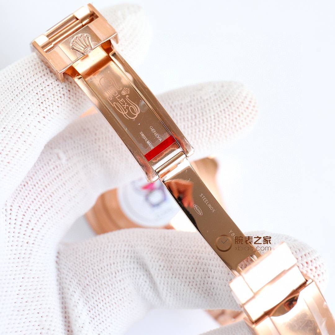 ROLEX 劳力士 格林尼治 II｜超级复刻 EA1 🎮 机芯可选：2836 / 3186 / 3285 一体机 🔥 核心配置一眼看懂： 1) 3186 / 3285 一体机芯：蓝游丝，快调时针＋瞬跳日历，GMT 双时区结构与原版一致，指针层级正确 2) 指针升级白金电镀 ✨ 特殊针尖工艺，瑞士进口蓝绿夜光，亮度与颜色高度还原 3) 表盘原装开模：立体印刷＋白金电镀，中心轴与日历下沉，字体、刻度、12 点火山口打磨全面对标原版 4) 陶瓷圈口灵魂位 🔥 一体成型高精密陶瓷，深蓝黑 / 红蓝 / 黑圈均为白金填充，色差控制极低，成色最接近原装 5) 新版“勾4”日历：字体清晰立体，放大十倍无锯齿 6) 904L 精钢表壳表带：反复手工打磨，耐腐蚀、防刮耐磨，质感低调但高级