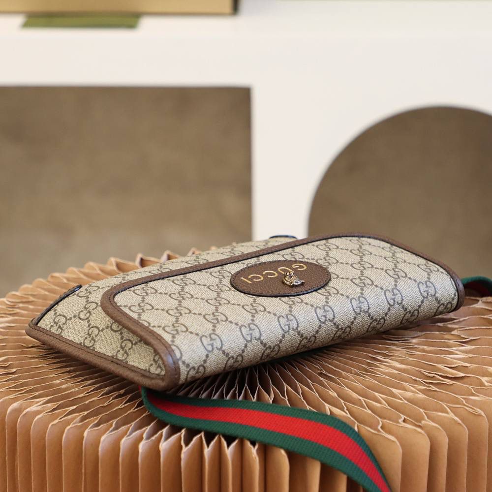 𝐆𝐆 𝐒𝐮𝐩𝐫𝐞𝐦𝐞 #493930#🐯虎头腰包▪️ ☑️尺寸：24*16.5*3.8𝙘𝙢 依然是那股王牌经典的味道， 纯铜精雕的🐯作为标志性 原厂原料的材质作为主料， 已经找不到任何词来称赞它的精髓品质！ 经典中的王炸单品🐯果然是百搭到犯规！ 男女🉑️同款搭配 作为情侣款也是非常🉑️ 实用百搭王炸单品 一直在专柜处于断货王的称号🌟