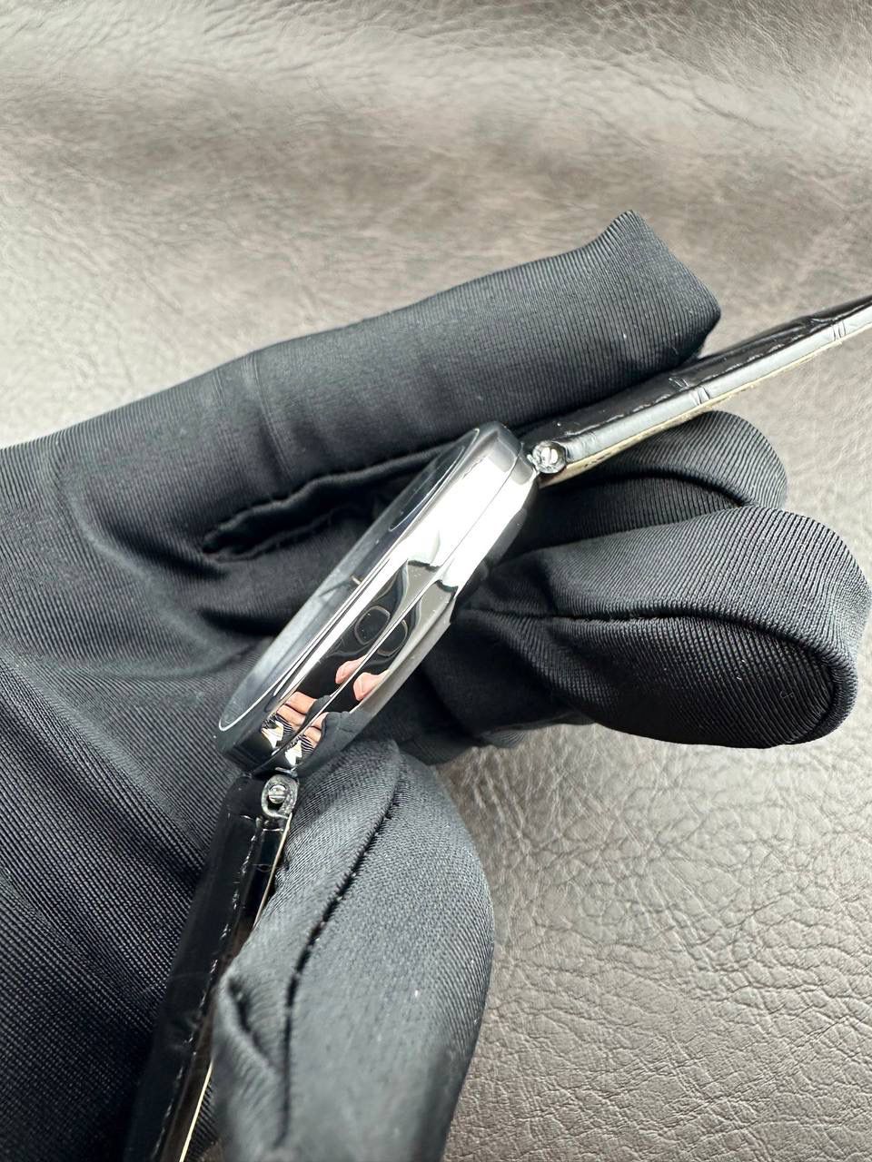 PP➕ Factory2025新品首发｜百达5738系列 68克配重版 复刻经典，更胜经典——GOLDEN ELLIPSE 黄金椭圆腕表重磅登场！ ✅ 黄金分割美学重塑：遵循1:1.6181经典比例，34.5MM×39.5MM椭圆表径搭配7.7MM纤薄厚度，复刻古典韵味与佩戴舒适度。 ✅ 316L精钢表壳：介于圆形与矩形之间的别致椭圆轮廓，还原原版线条张力，质感细腻出众。 ✅ 3D立体云贝母表盘：专属浮雕打印工艺，折射神秘深邃光泽，告别市面暗淡平庸款，上手自带高光。 ✅ 定制进口小牛皮表带：21X16尺寸对版原配，搭配同型椭圆表扣，与表壳设计遥相呼应，贴合手腕更显格调。 ✅ 9015精准机芯：走时稳定精准，兼顾实用性与耐用性，日常佩戴无压力。 PP➕不做“远观款”，只为呈现最接近原版的真实佩戴体验——从细节质感 to 上手触感，每一处都经得起近距离审视，让经典韵味在腕间完美延续！