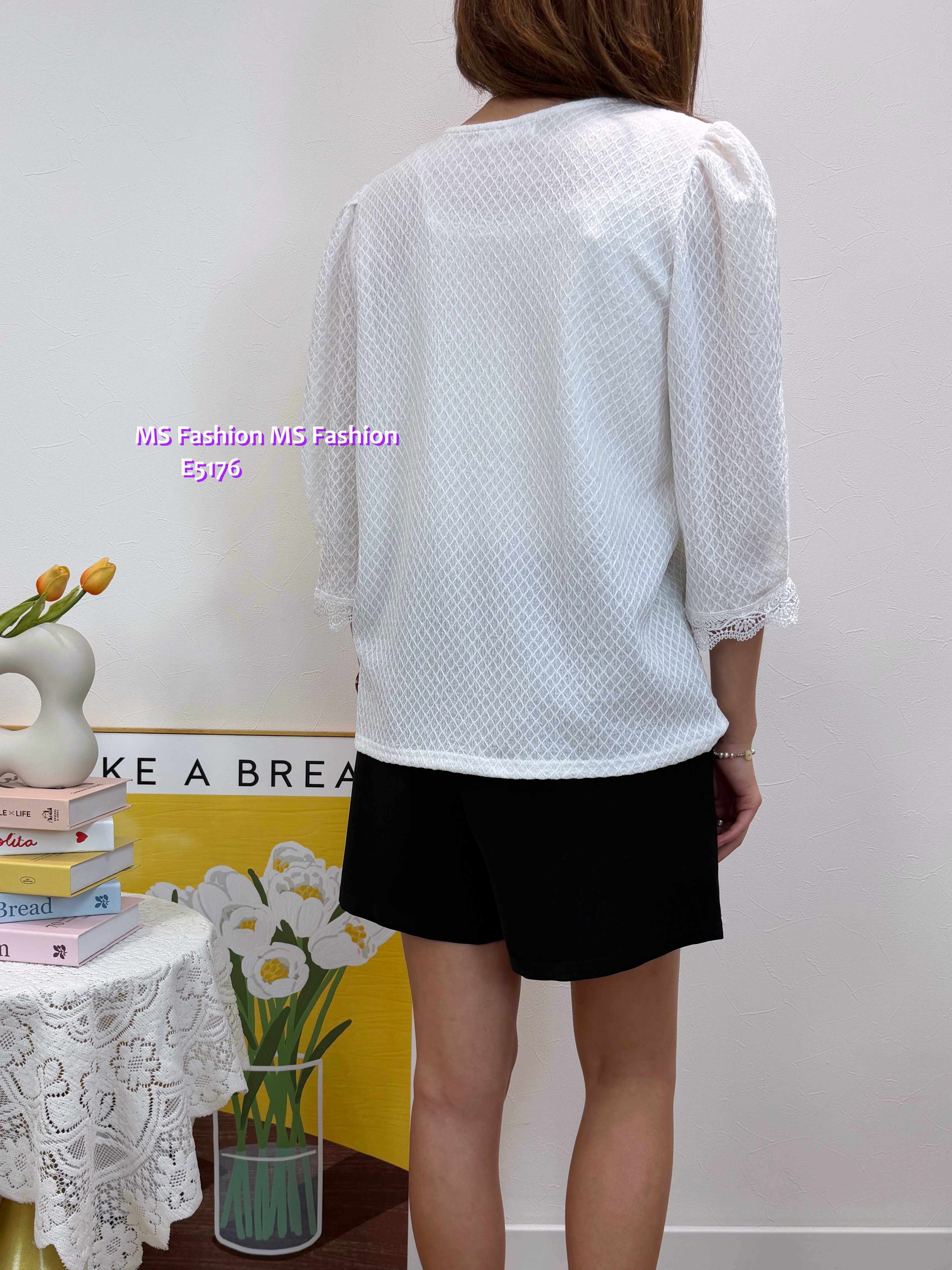 E5176 暗格紋lace袖top