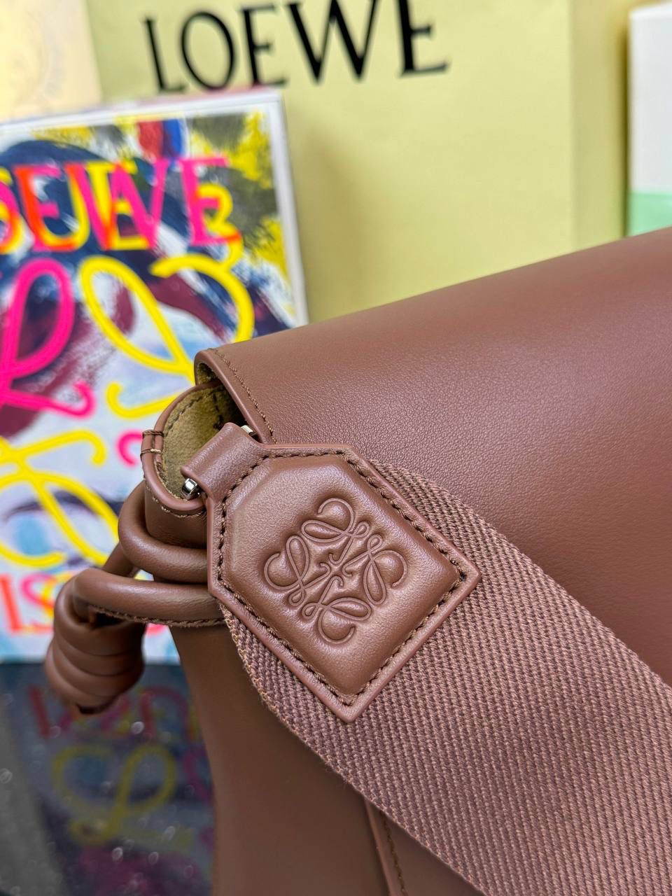 【全皮布朗尼色】 𝙇𝙤𝙚𝙬𝙚 𝙁𝙡𝙖𝙢𝙚𝙣𝙘𝙤 𝙎𝙖𝙩𝙘𝙝𝙚𝙡 福袋款邮差包 ➕刺绣🅾️字母宽肩带 编码：062404 尺寸：𝟑𝟒-𝟏𝟐-𝟐𝟒𝐜𝐦 新款以经典福袋收缩打结为元素，采用内部麂皮➕外部进口小牛皮➕刺绣字母宽肩带的精致搭配打造全新升级款邮差包🅰️，可斜挎、肩背和手提，超大容量满足日常所需🎈